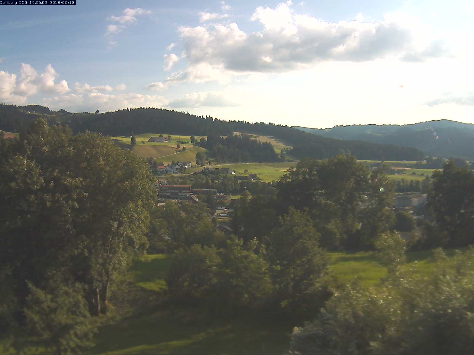 Webcam-Bild: Aussicht vom Dorfberg in Langnau 20180618-190601