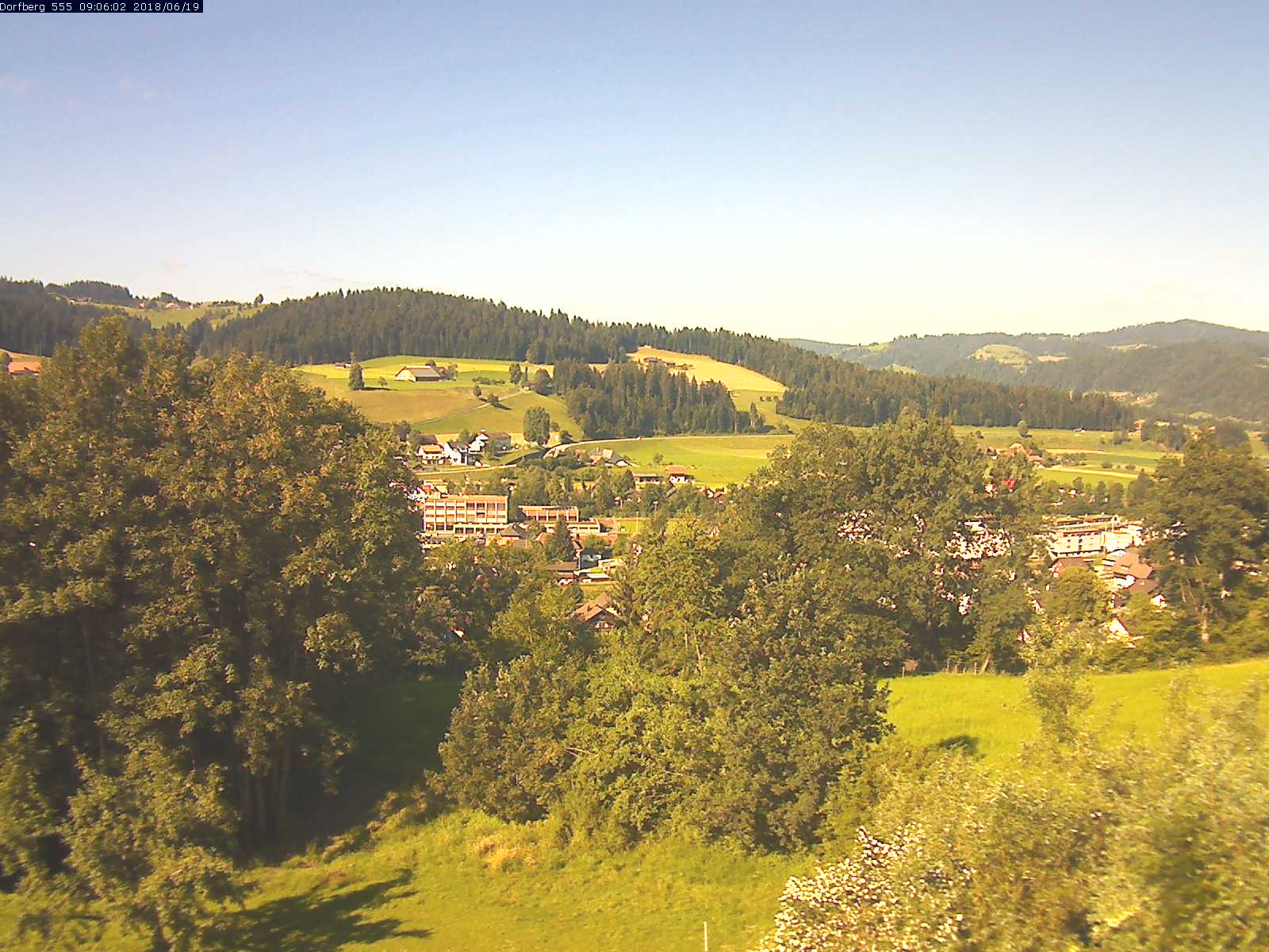 Webcam-Bild: Aussicht vom Dorfberg in Langnau 20180619-090601
