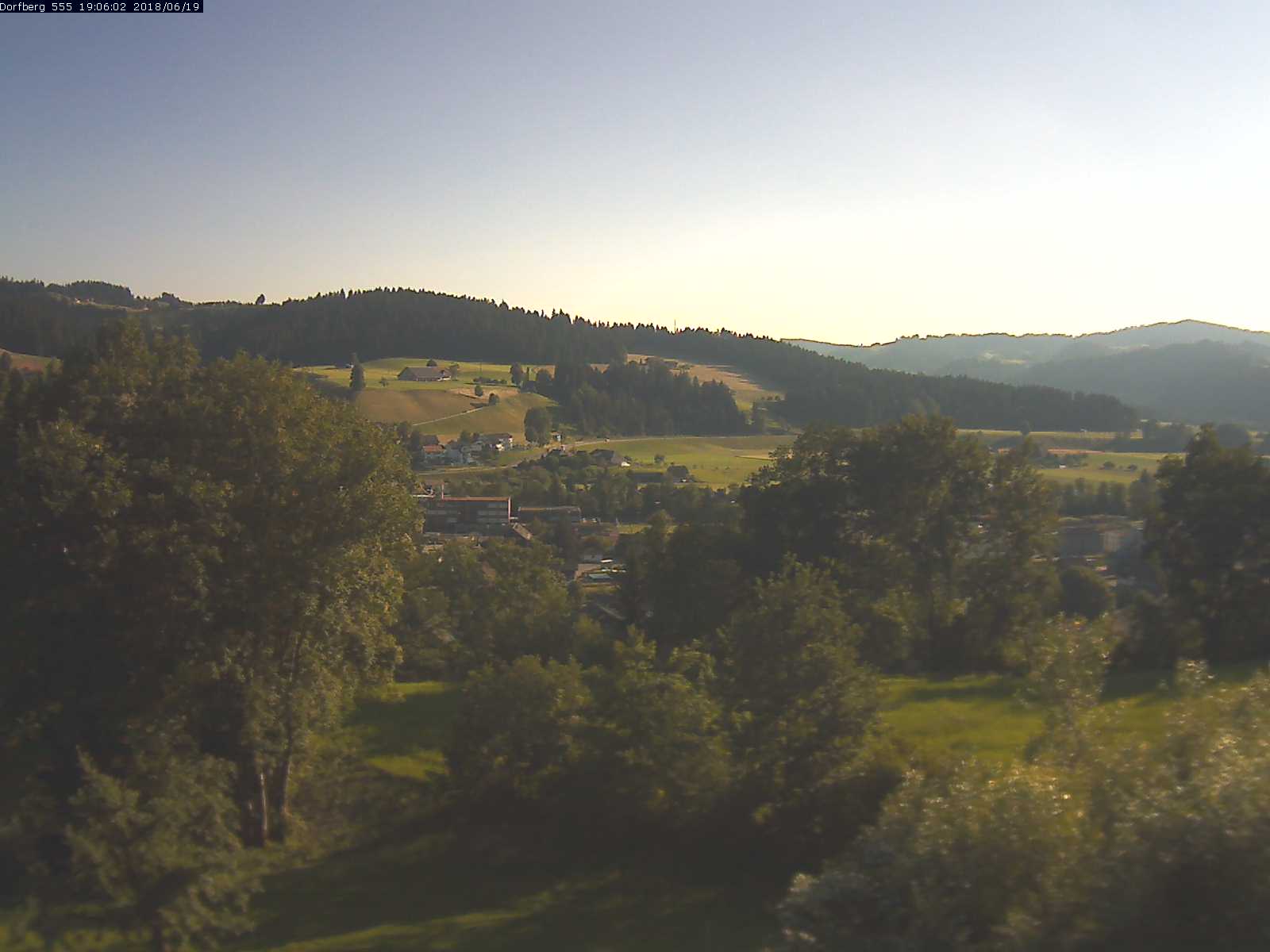 Webcam-Bild: Aussicht vom Dorfberg in Langnau 20180619-190601