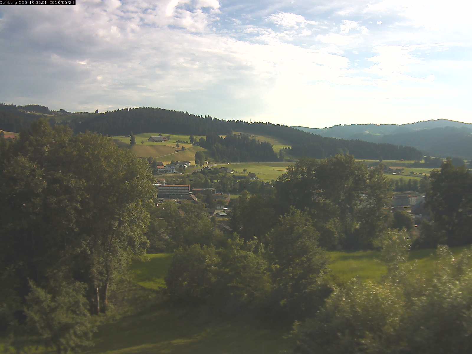 Webcam-Bild: Aussicht vom Dorfberg in Langnau 20180624-190601