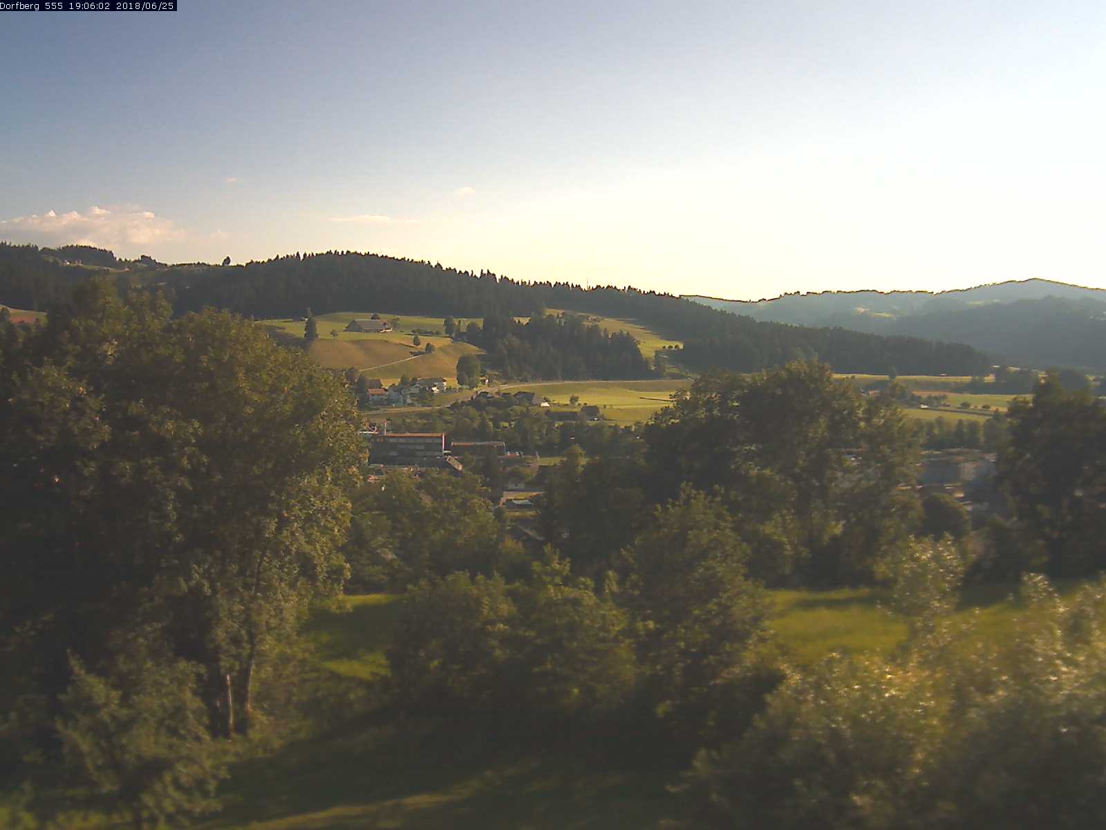 Webcam-Bild: Aussicht vom Dorfberg in Langnau 20180625-190601