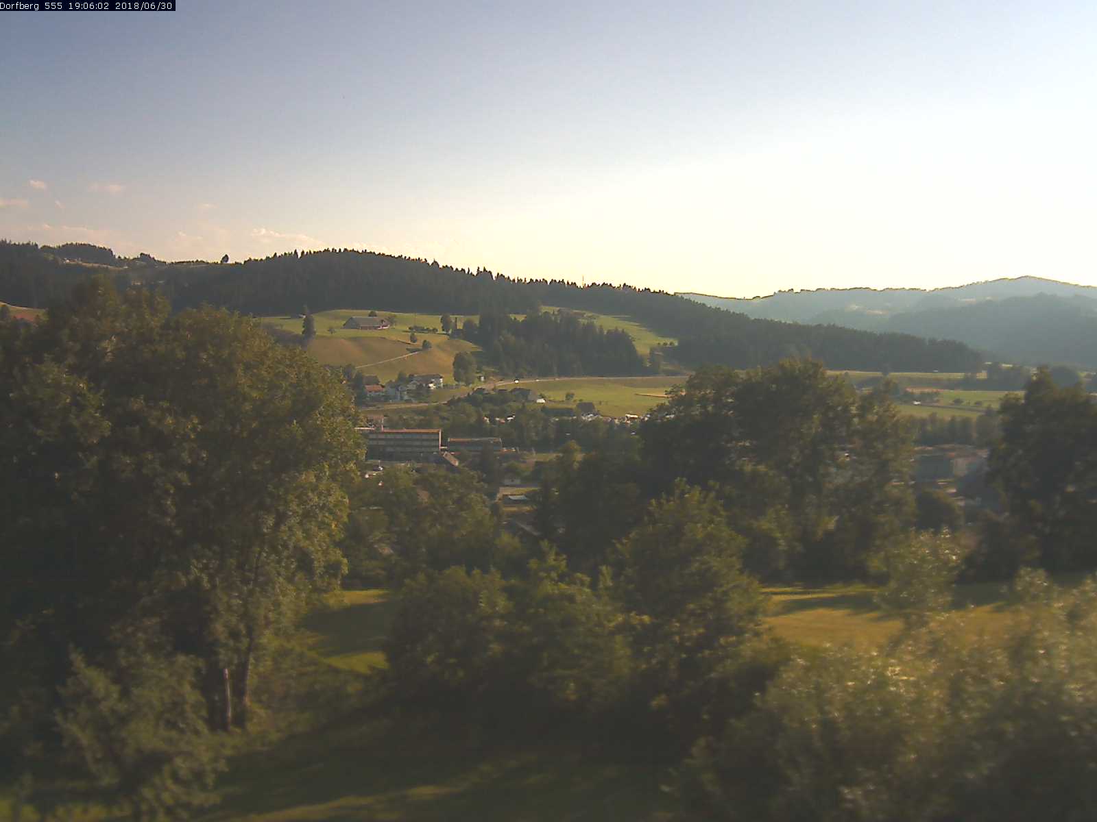 Webcam-Bild: Aussicht vom Dorfberg in Langnau 20180630-190602