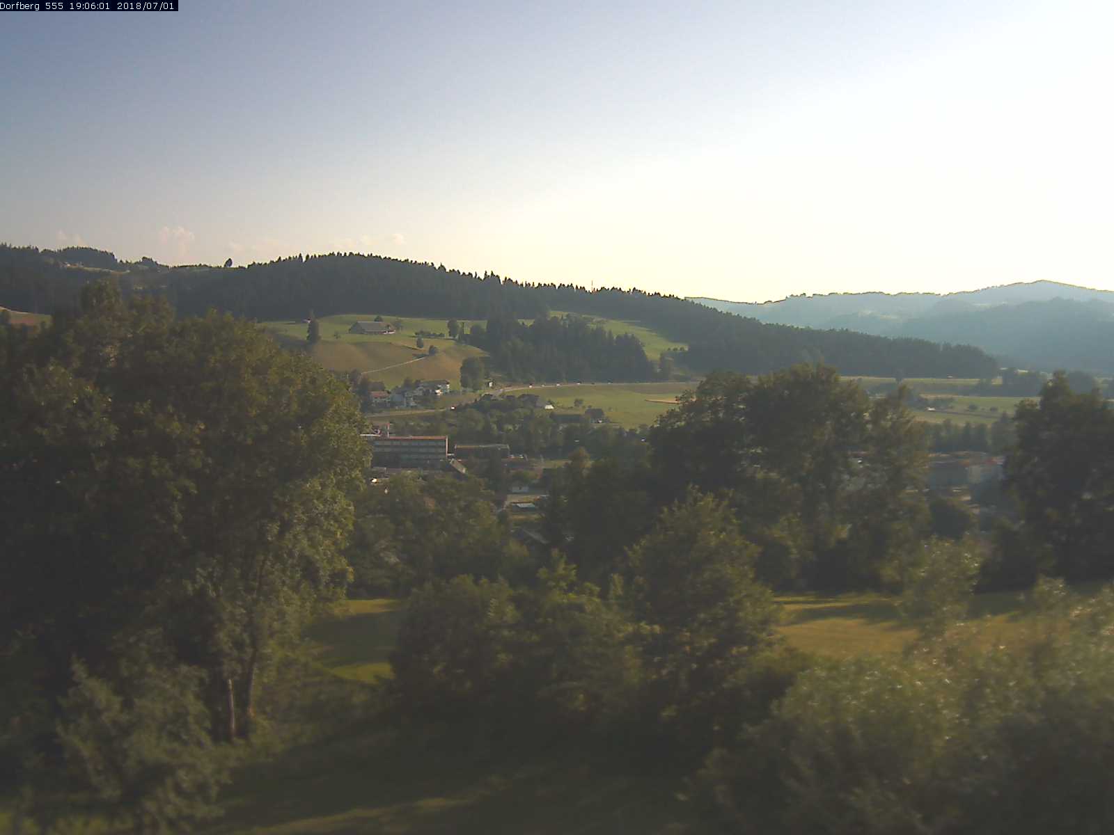 Webcam-Bild: Aussicht vom Dorfberg in Langnau 20180701-190601