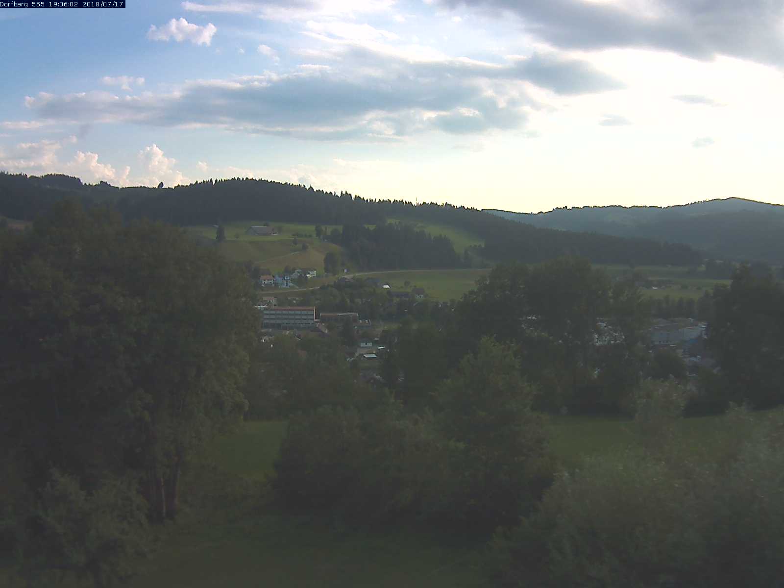 Webcam-Bild: Aussicht vom Dorfberg in Langnau 20180717-190601