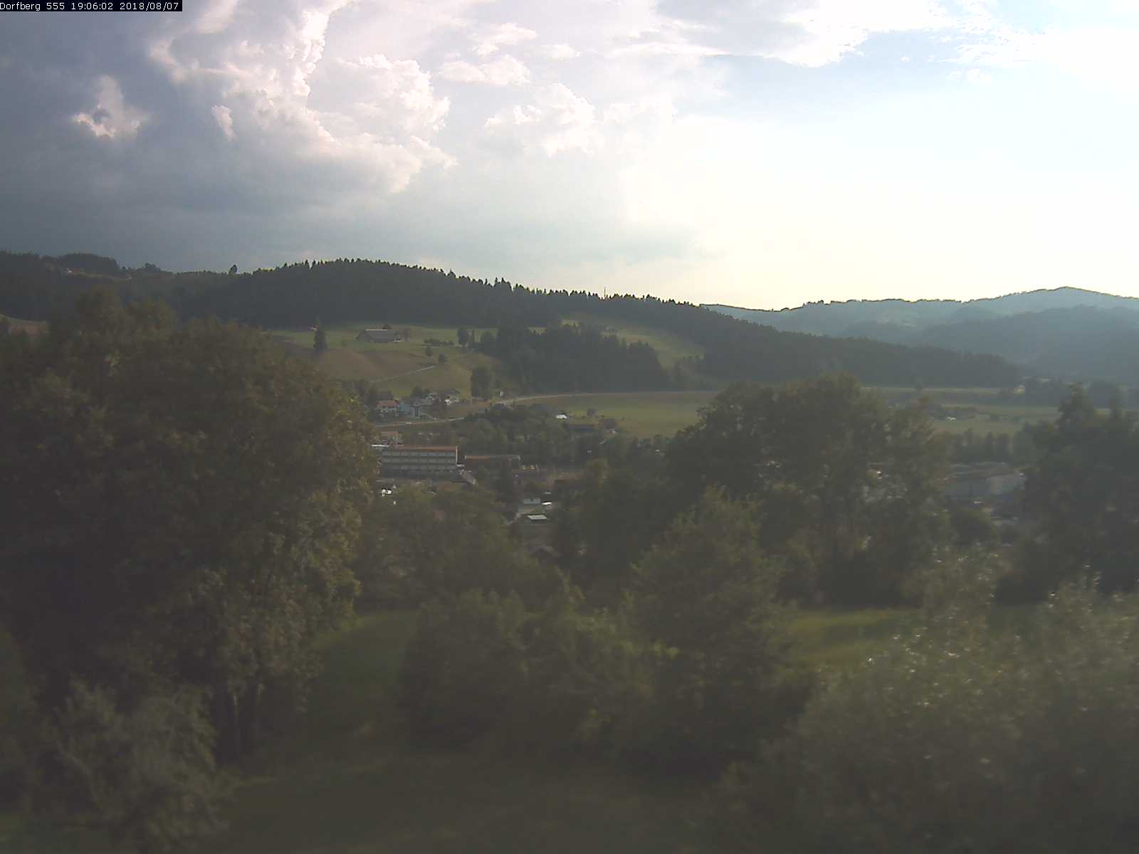 Webcam-Bild: Aussicht vom Dorfberg in Langnau 20180807-190601