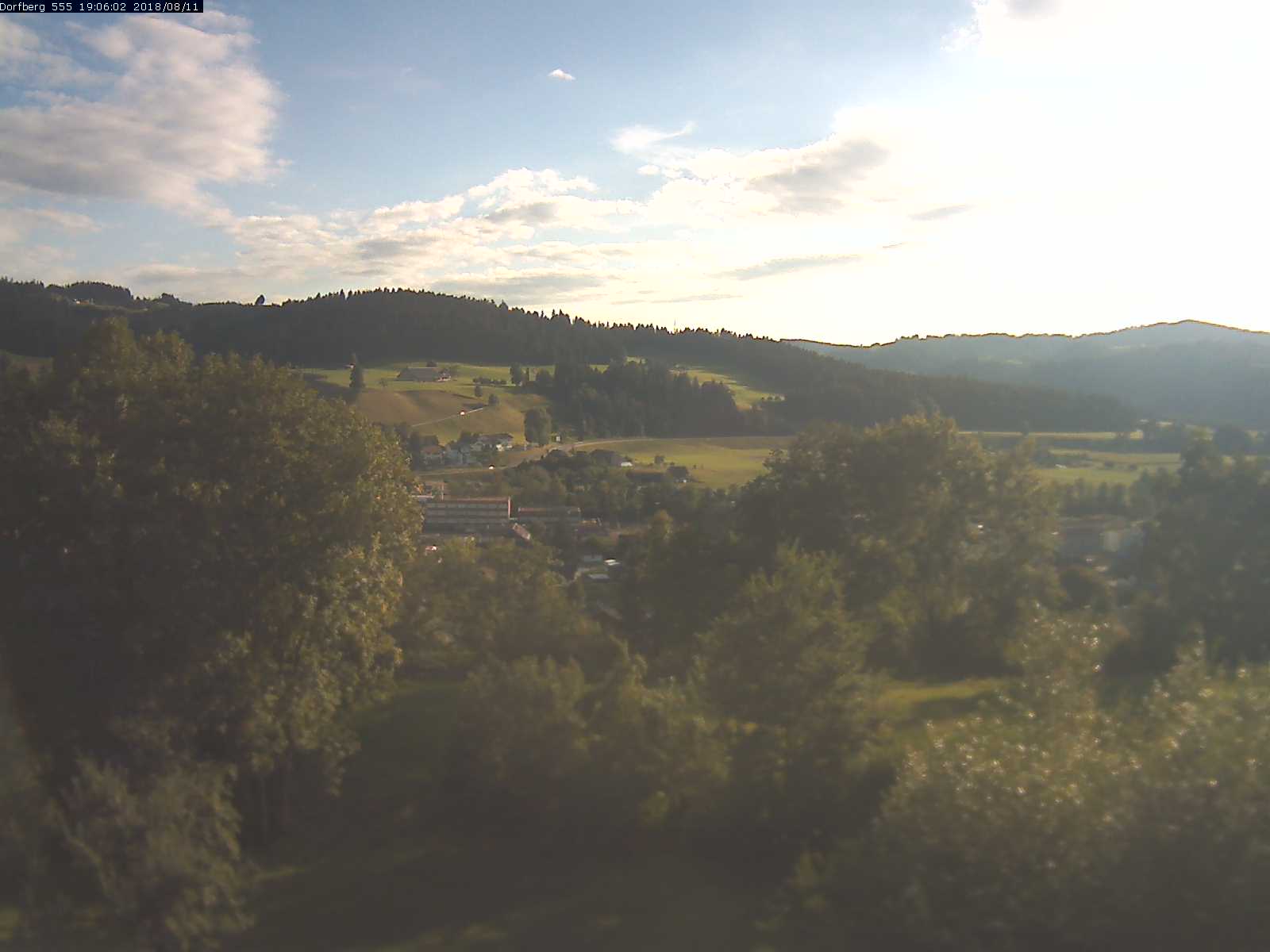 Webcam-Bild: Aussicht vom Dorfberg in Langnau 20180811-190602