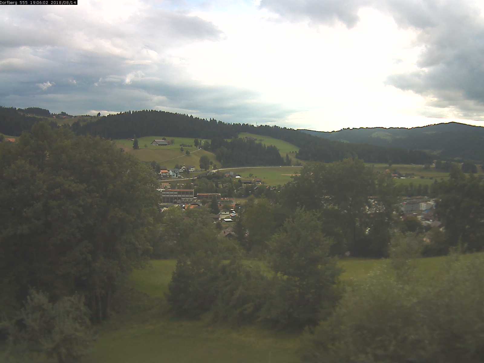 Webcam-Bild: Aussicht vom Dorfberg in Langnau 20180814-190601