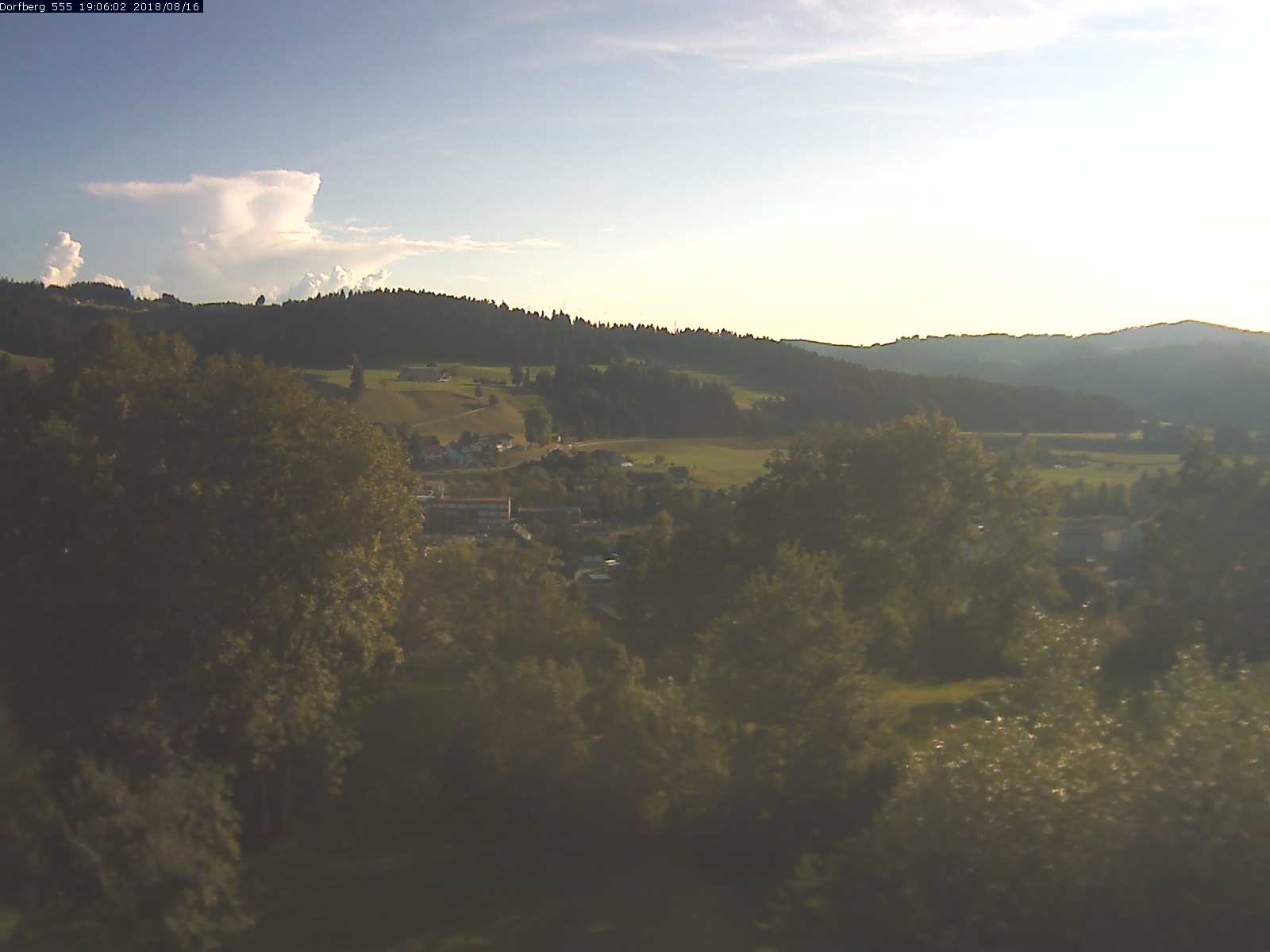 Webcam-Bild: Aussicht vom Dorfberg in Langnau 20180816-190601