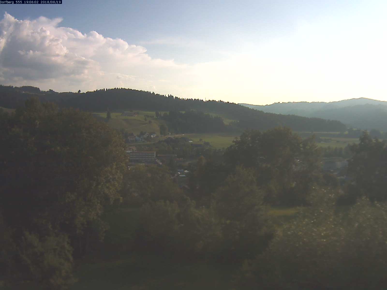 Webcam-Bild: Aussicht vom Dorfberg in Langnau 20180819-190601