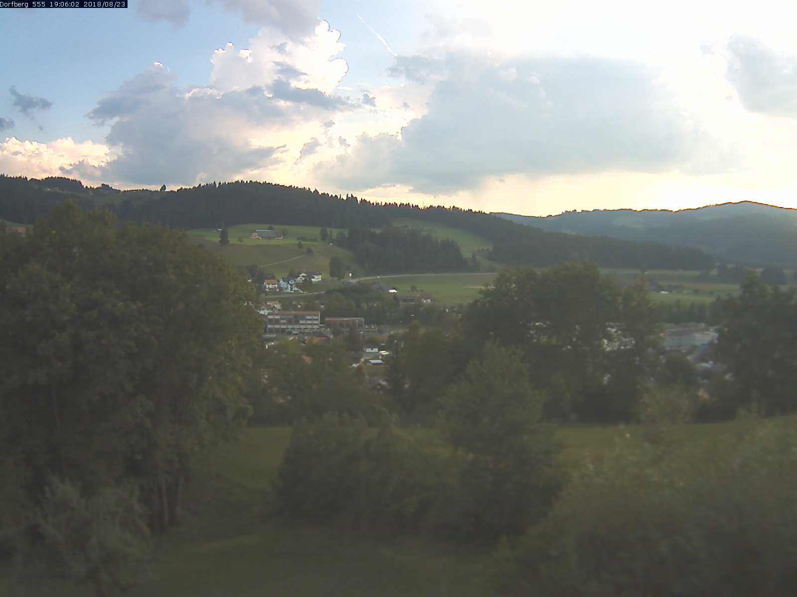 Webcam-Bild: Aussicht vom Dorfberg in Langnau 20180823-190601