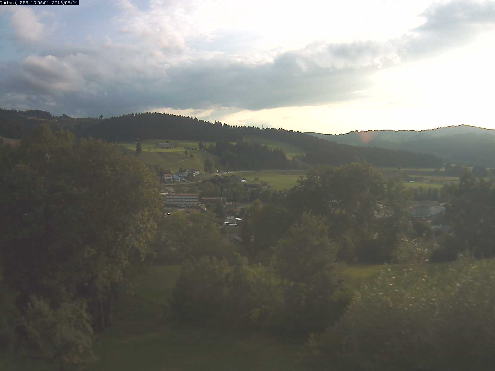 Webcam-Bild: Aussicht vom Dorfberg in Langnau 20180824-190601