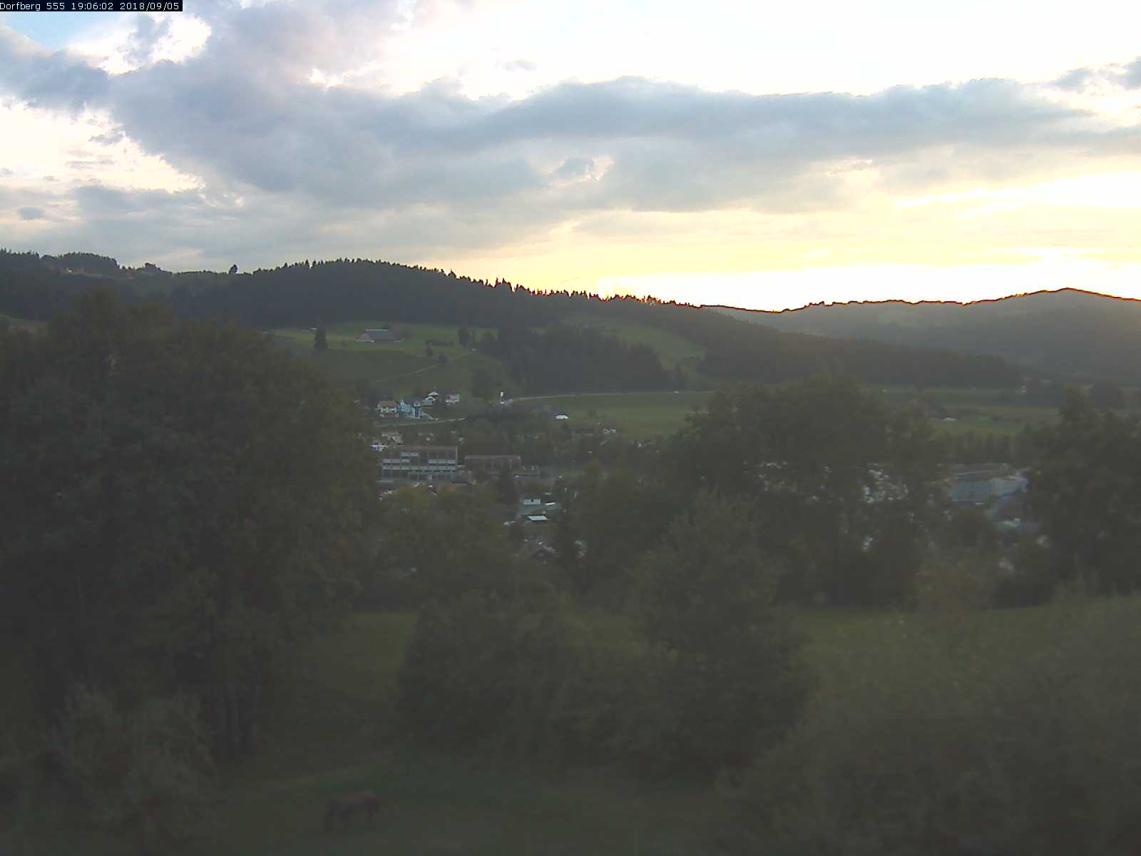 Webcam-Bild: Aussicht vom Dorfberg in Langnau 20180905-190601