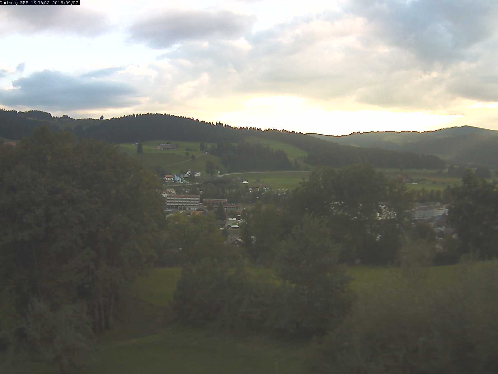 Webcam-Bild: Aussicht vom Dorfberg in Langnau 20180907-190601