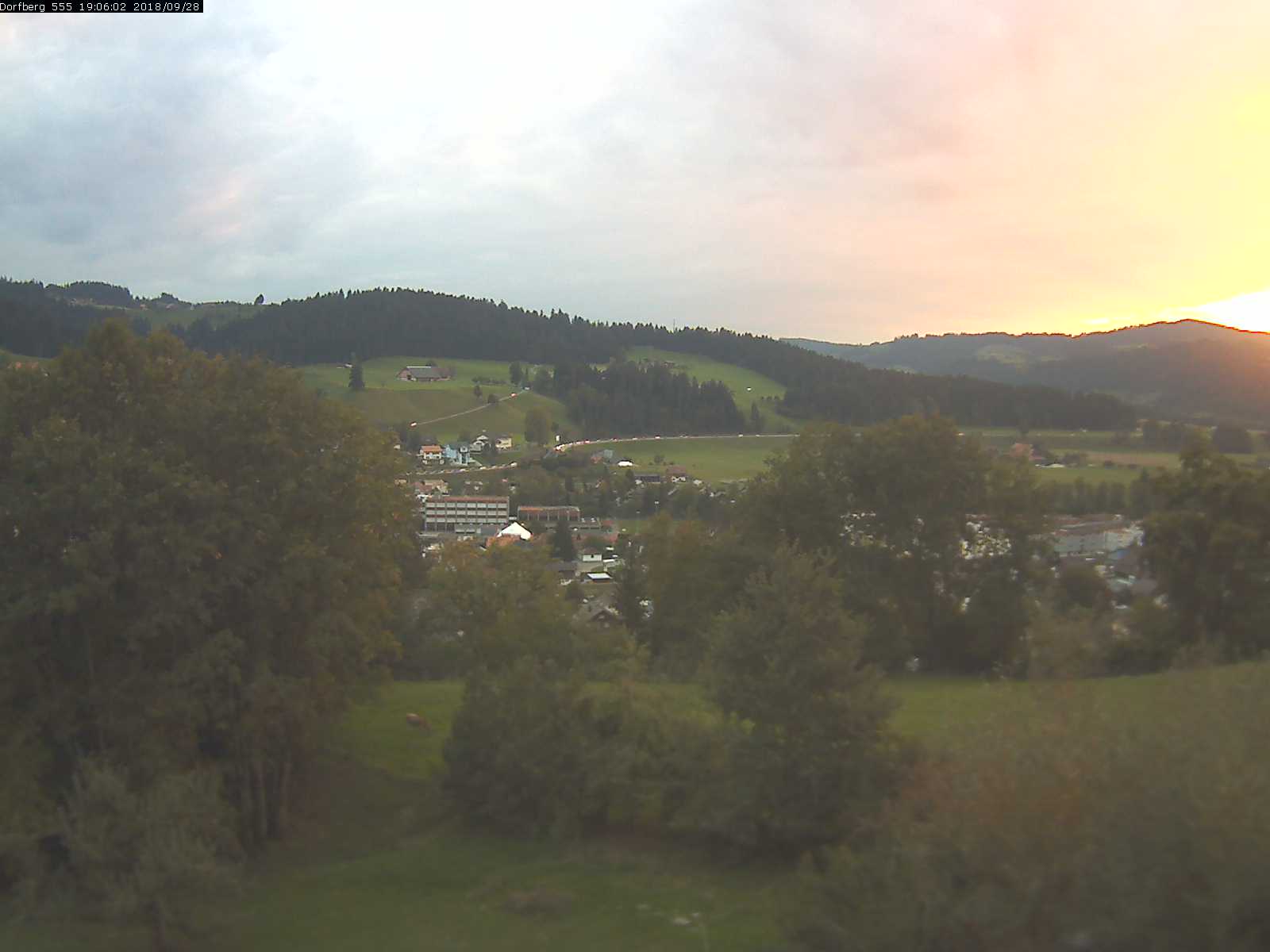 Webcam-Bild: Aussicht vom Dorfberg in Langnau 20180928-190601