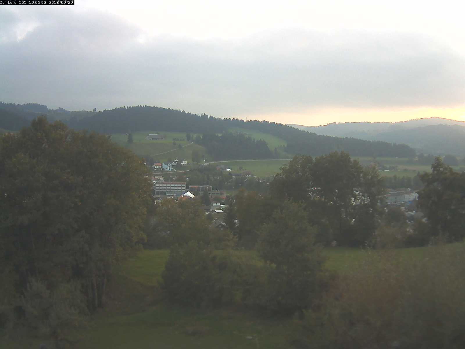 Webcam-Bild: Aussicht vom Dorfberg in Langnau 20180929-190601