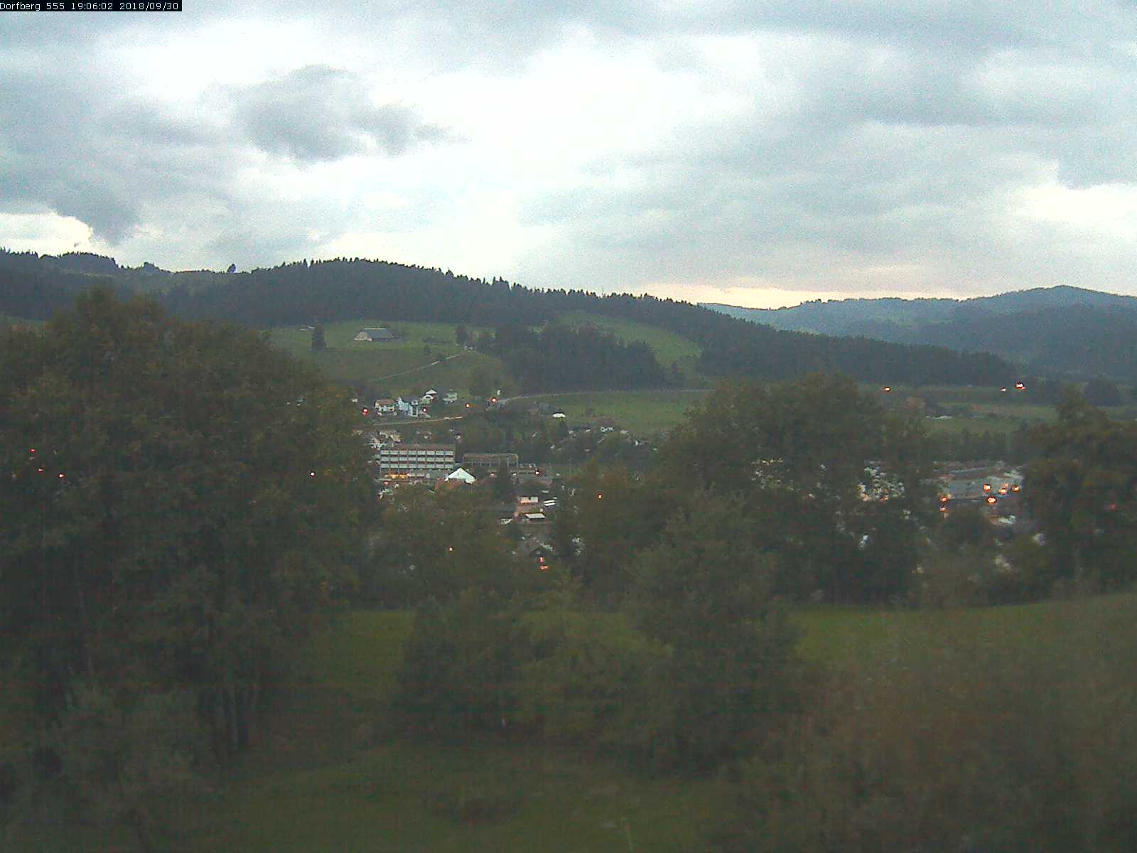 Webcam-Bild: Aussicht vom Dorfberg in Langnau 20180930-190601