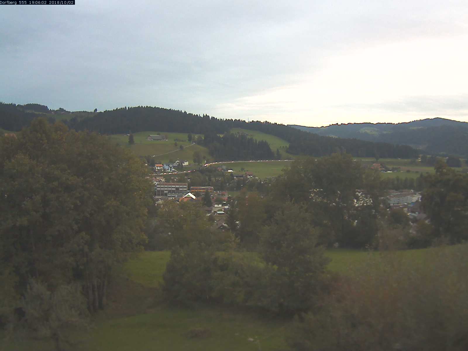 Webcam-Bild: Aussicht vom Dorfberg in Langnau 20181002-190601