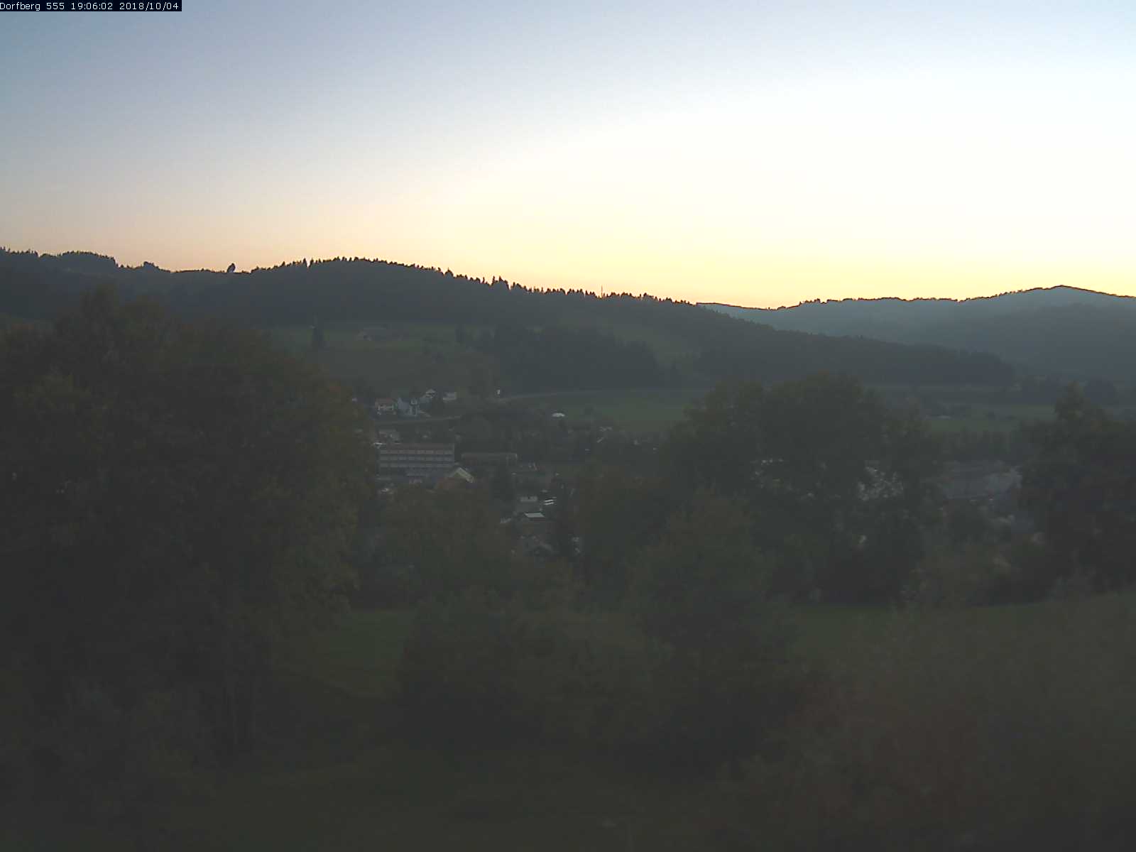 Webcam-Bild: Aussicht vom Dorfberg in Langnau 20181004-190601