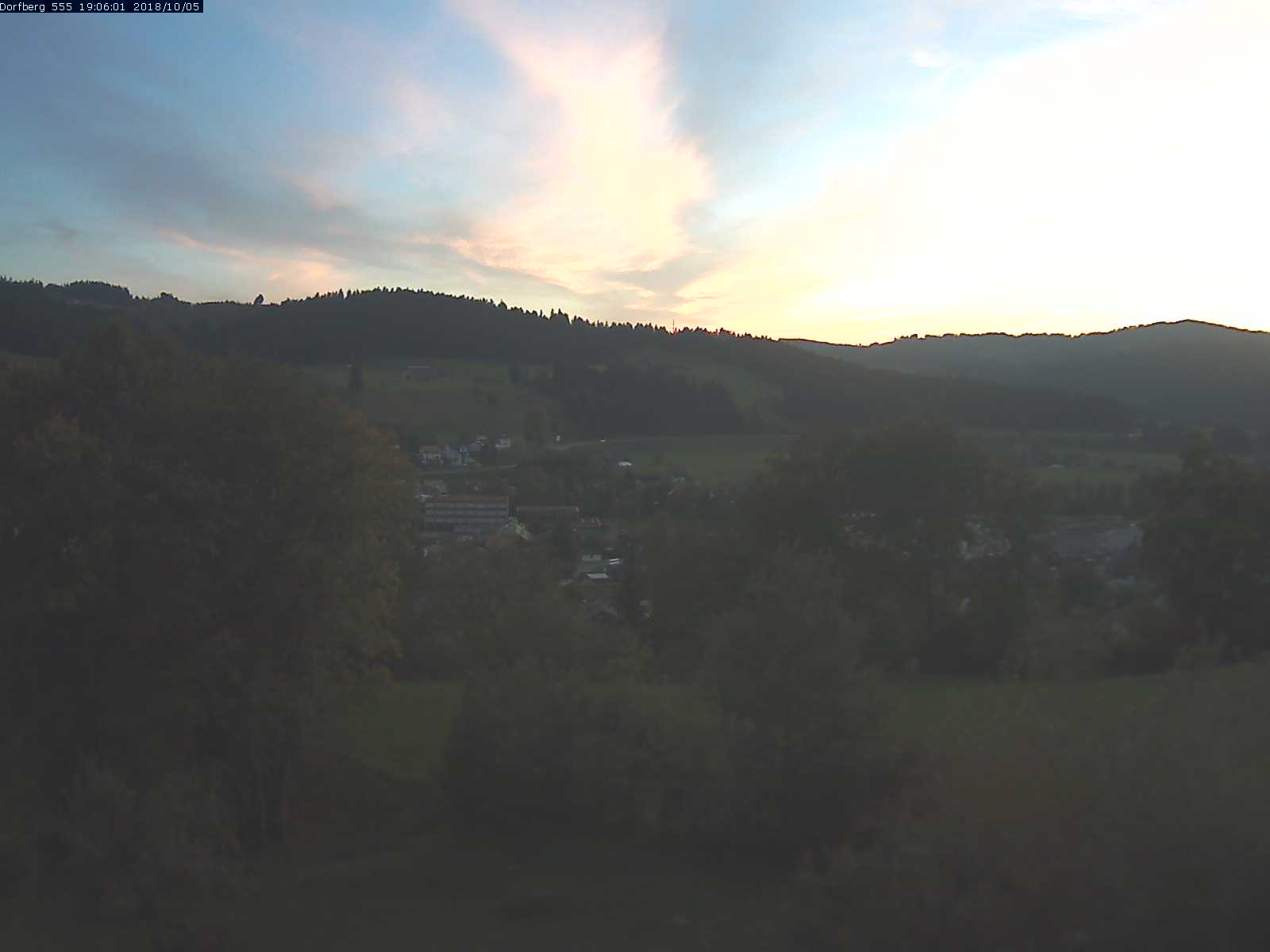 Webcam-Bild: Aussicht vom Dorfberg in Langnau 20181005-190601