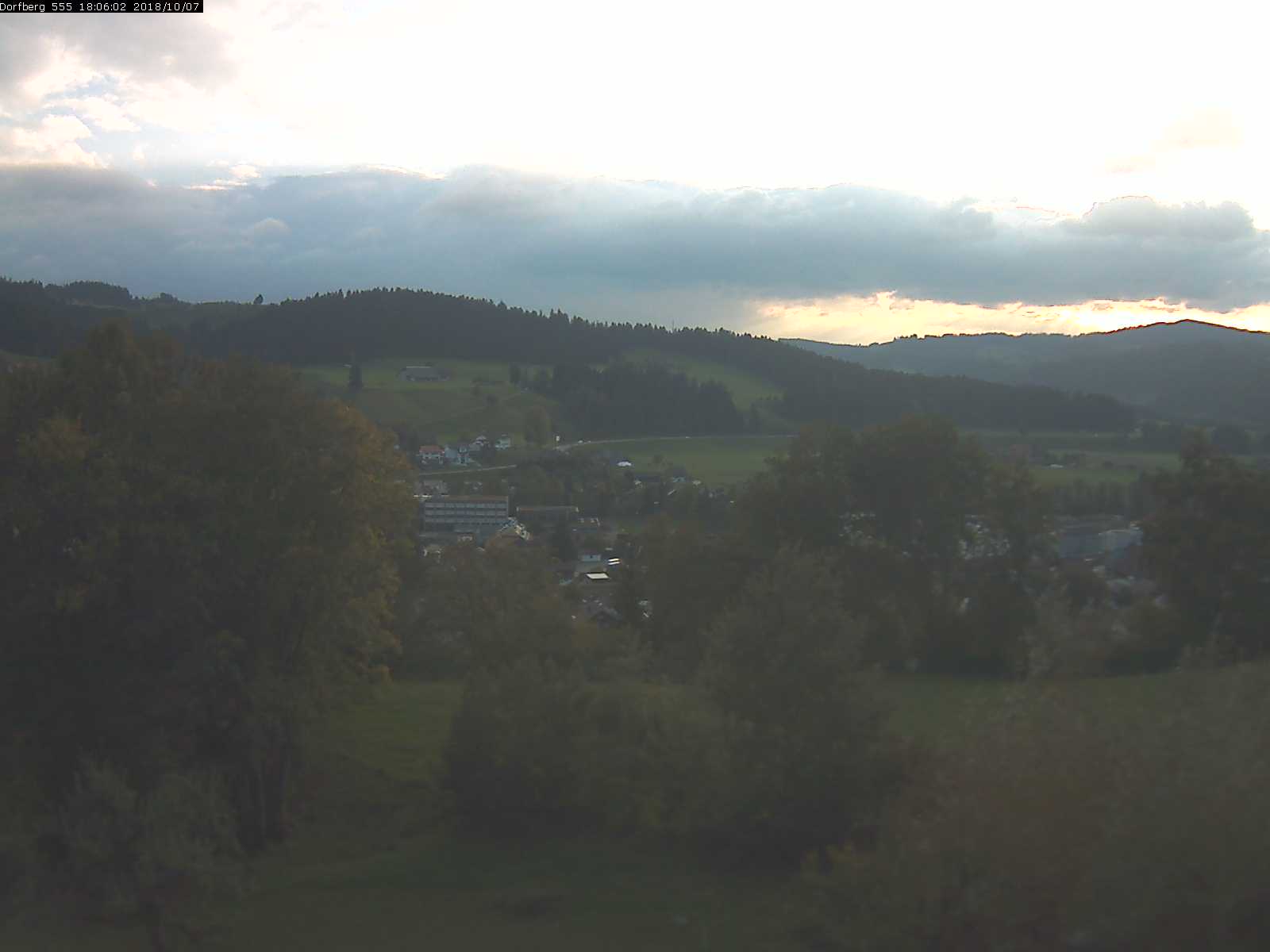 Webcam-Bild: Aussicht vom Dorfberg in Langnau 20181007-180601