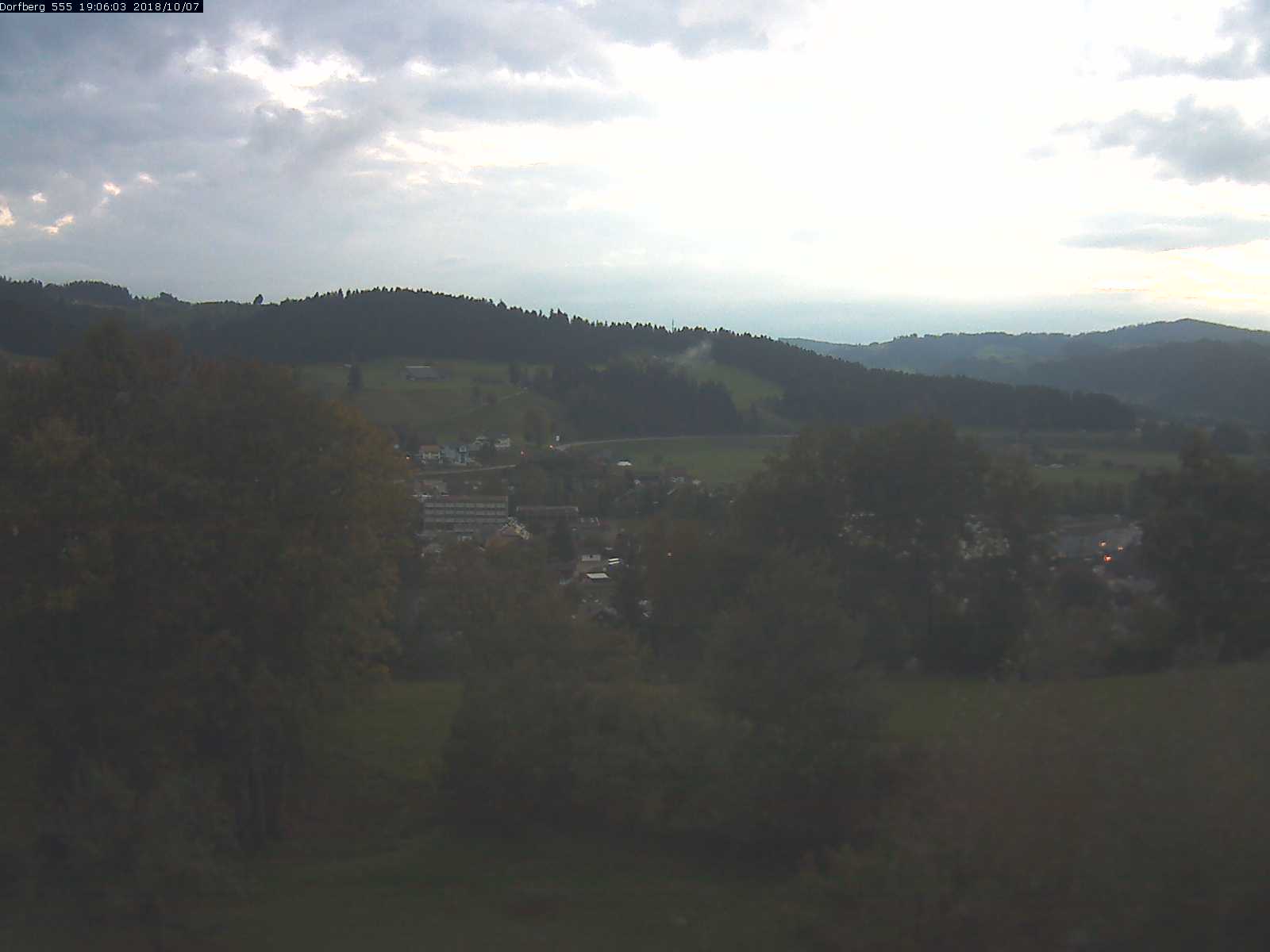 Webcam-Bild: Aussicht vom Dorfberg in Langnau 20181007-190601