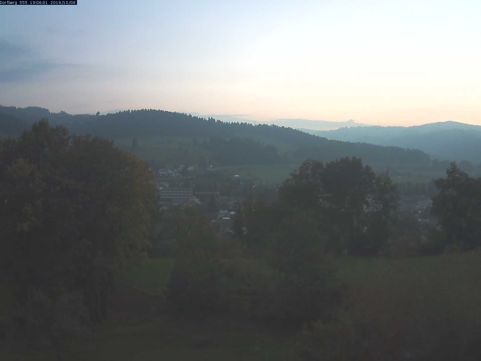 Webcam-Bild: Aussicht vom Dorfberg in Langnau 20181008-190601