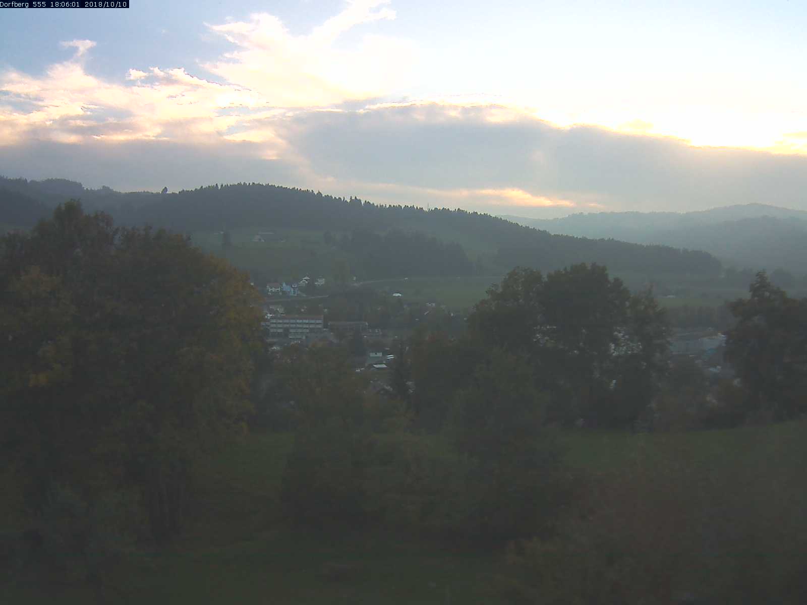 Webcam-Bild: Aussicht vom Dorfberg in Langnau 20181010-180601