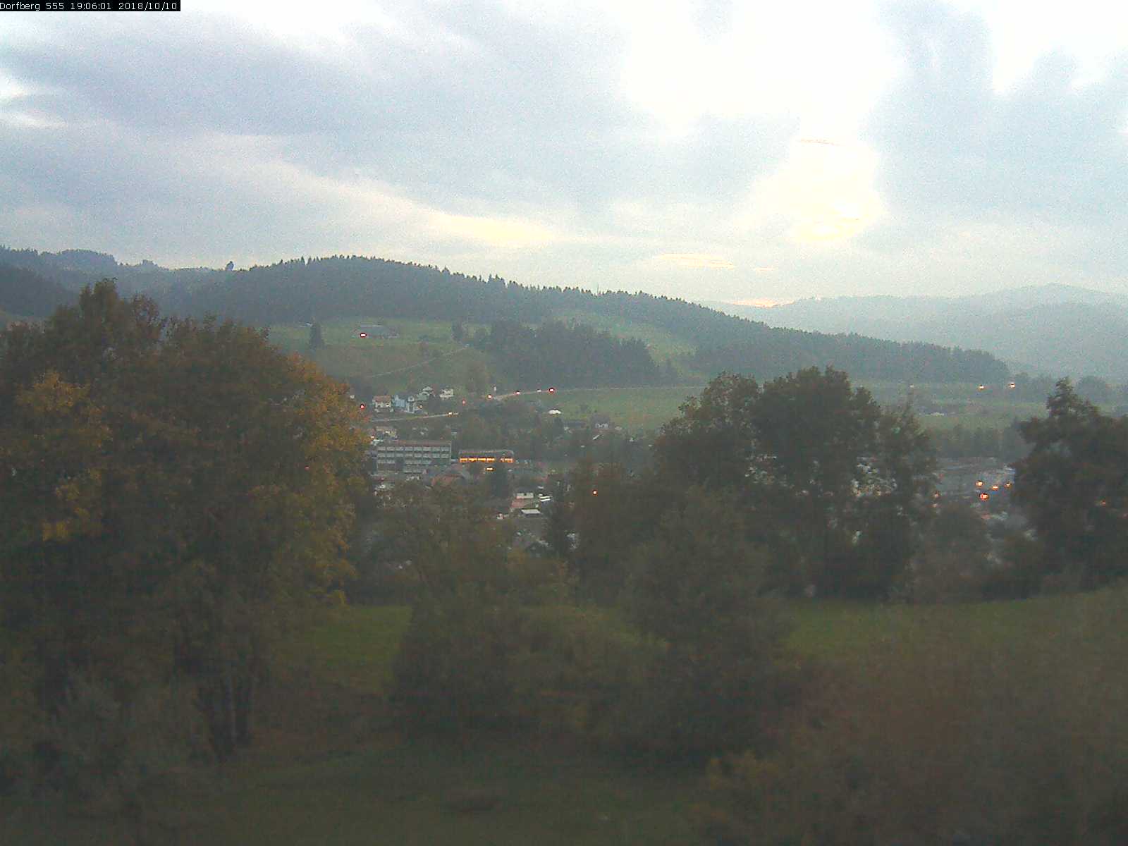 Webcam-Bild: Aussicht vom Dorfberg in Langnau 20181010-190601