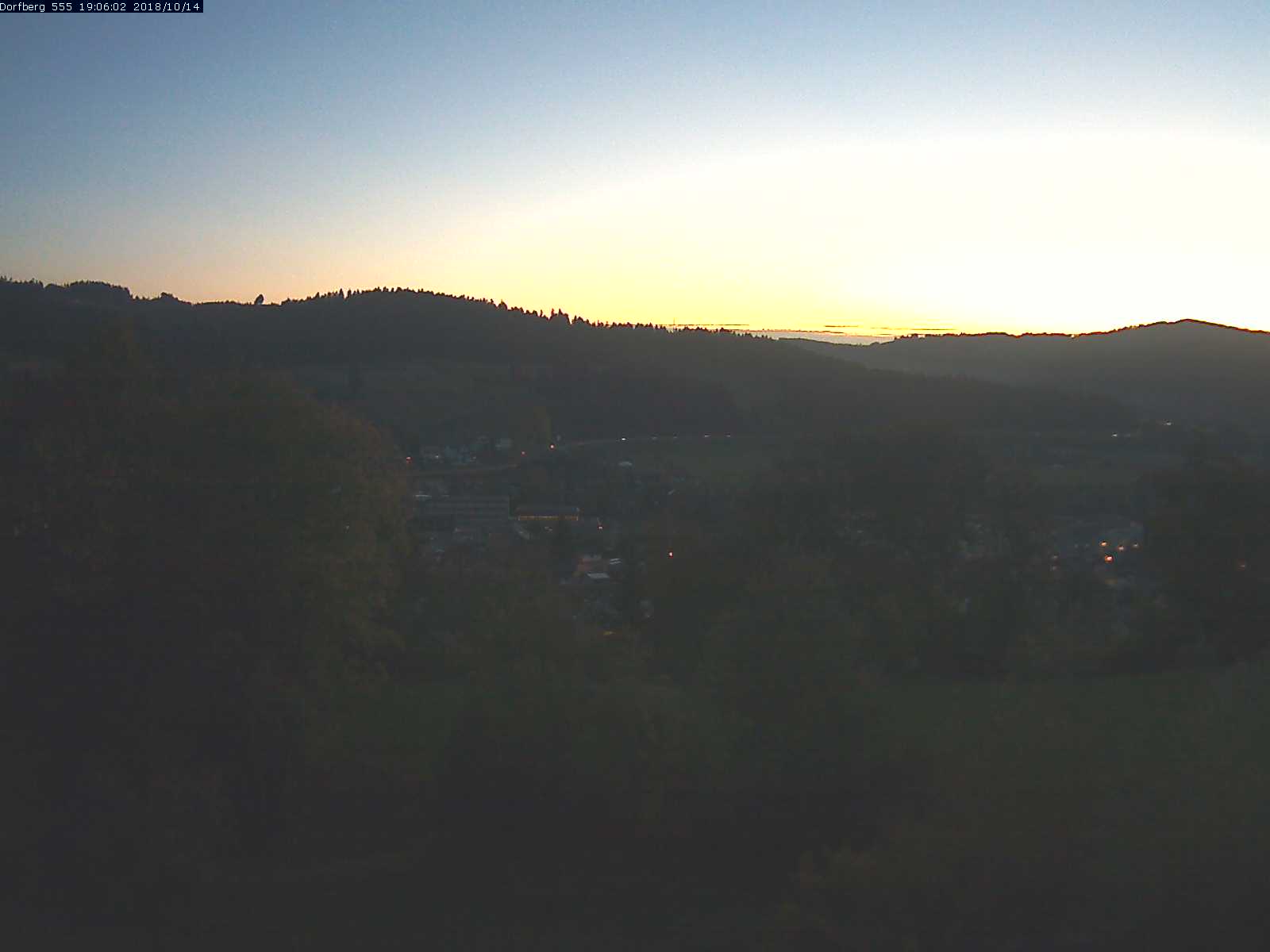 Webcam-Bild: Aussicht vom Dorfberg in Langnau 20181014-190601