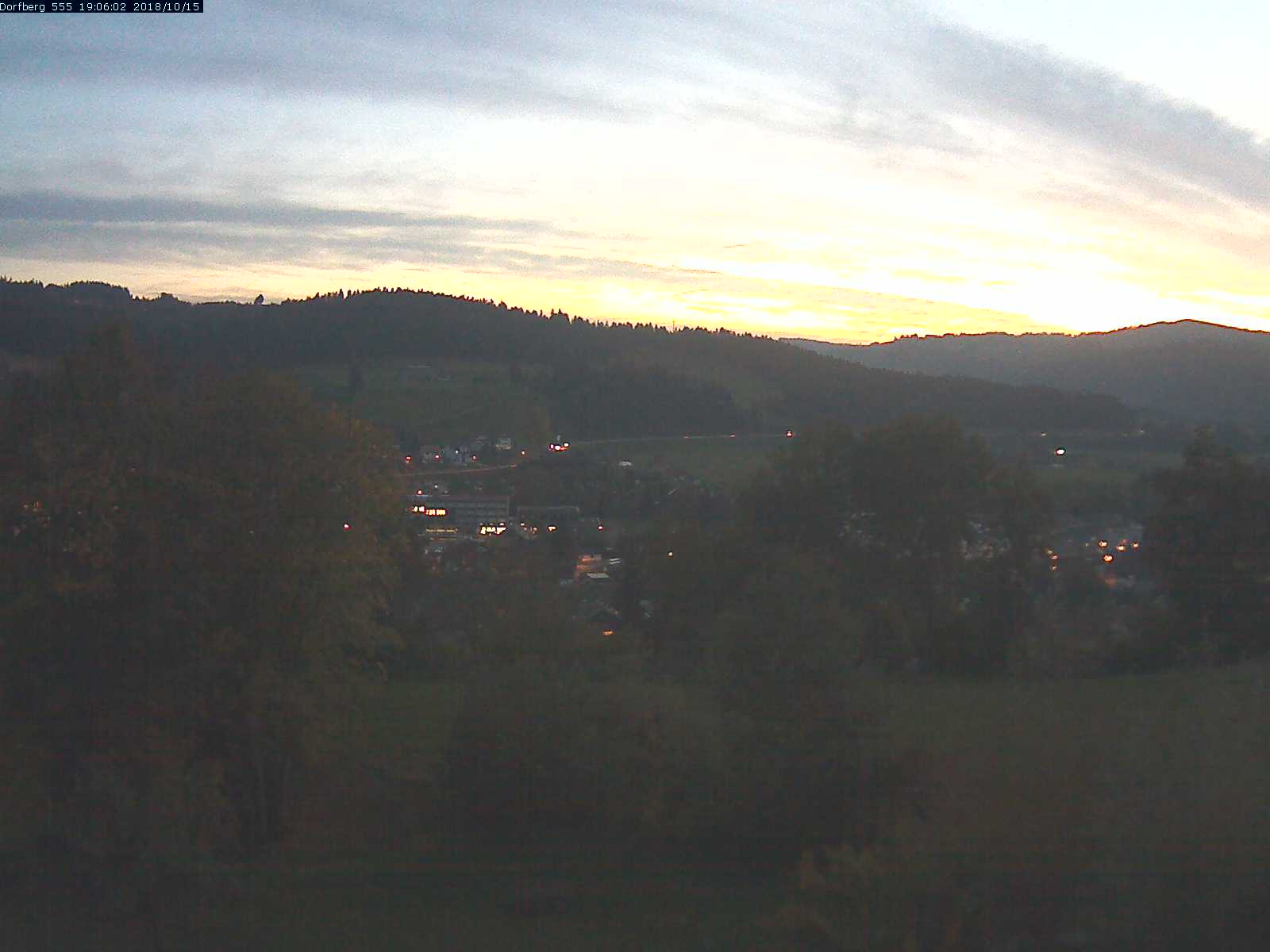 Webcam-Bild: Aussicht vom Dorfberg in Langnau 20181015-190601