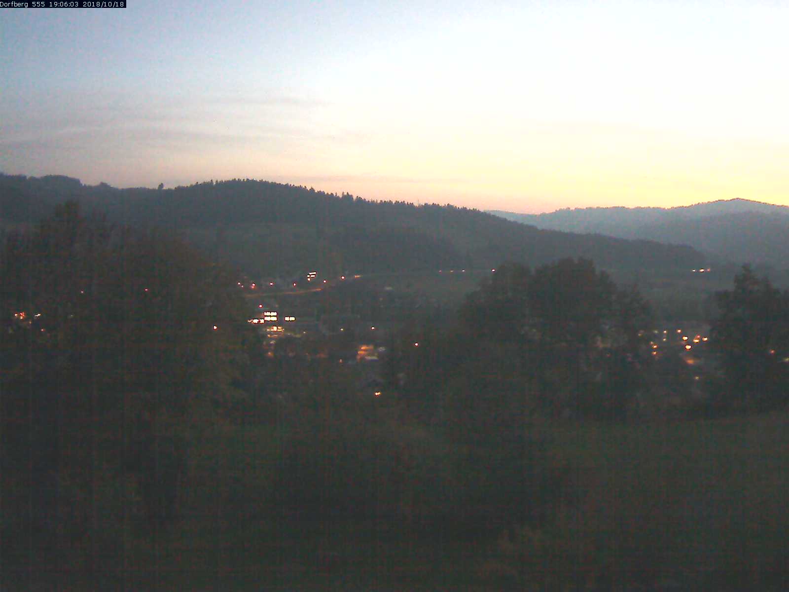 Webcam-Bild: Aussicht vom Dorfberg in Langnau 20181018-190601