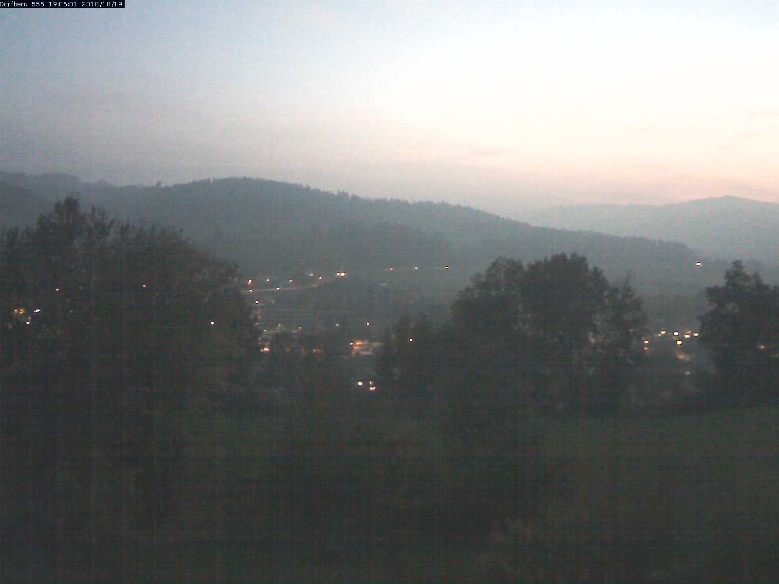 Webcam-Bild: Aussicht vom Dorfberg in Langnau 20181019-190601