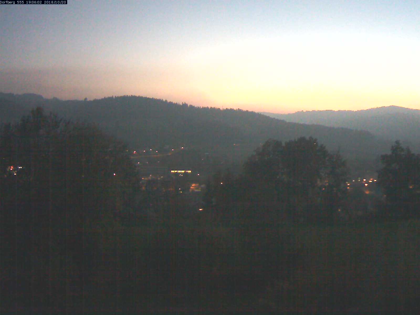 Webcam-Bild: Aussicht vom Dorfberg in Langnau 20181020-190601