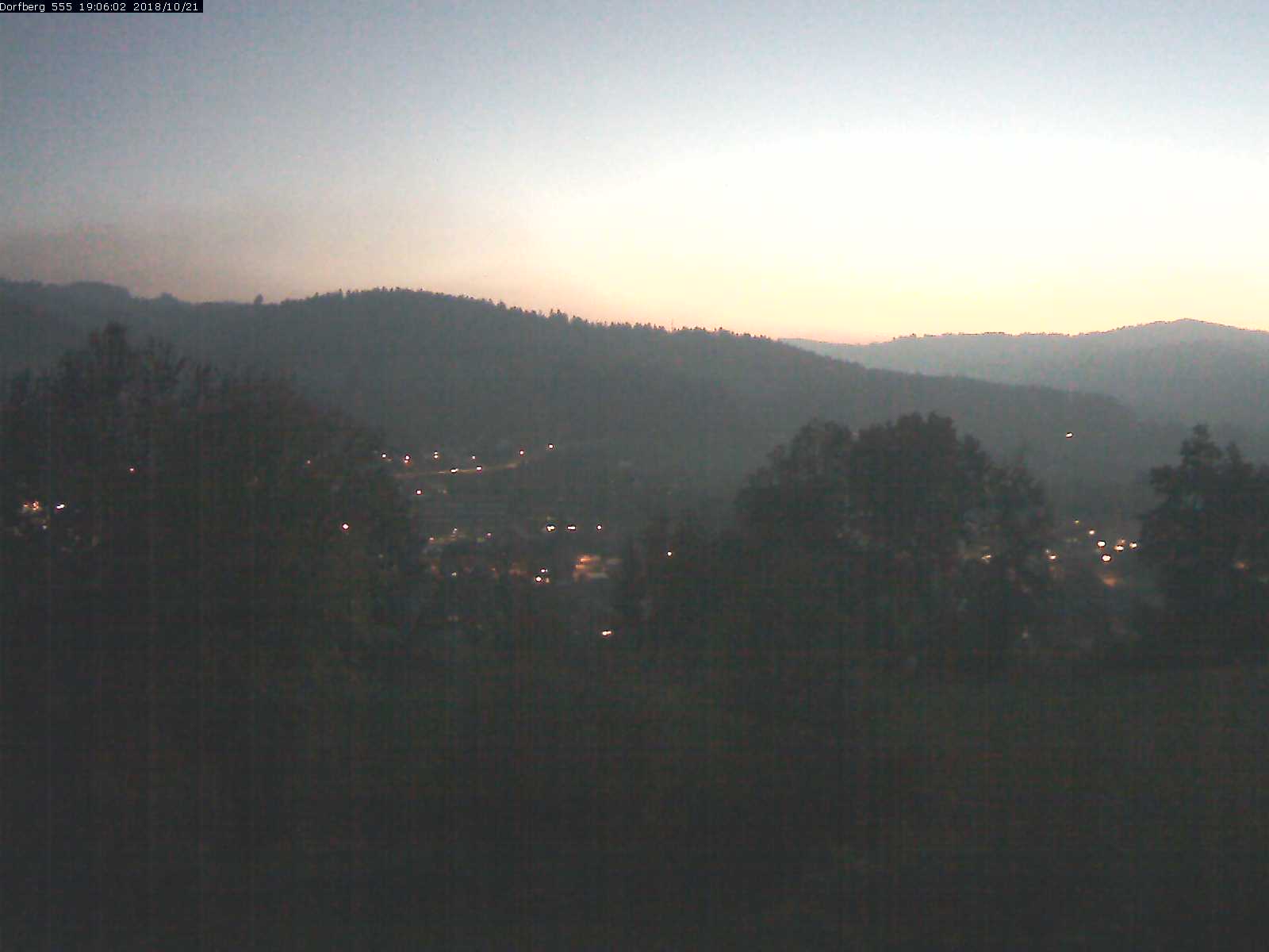 Webcam-Bild: Aussicht vom Dorfberg in Langnau 20181021-190601