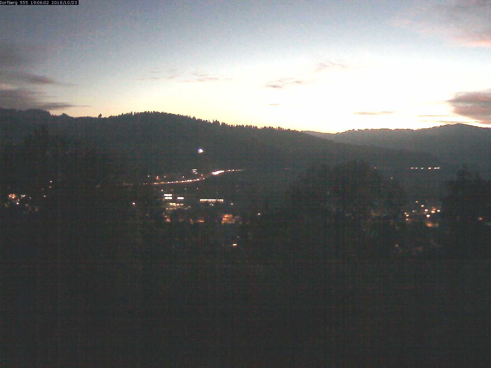 Webcam-Bild: Aussicht vom Dorfberg in Langnau 20181023-190601