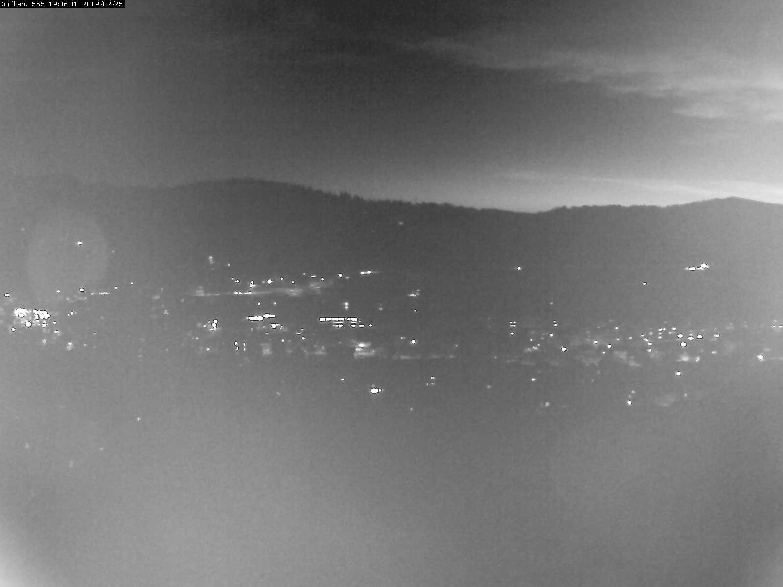 Webcam-Bild: Aussicht vom Dorfberg in Langnau 20190225-190601