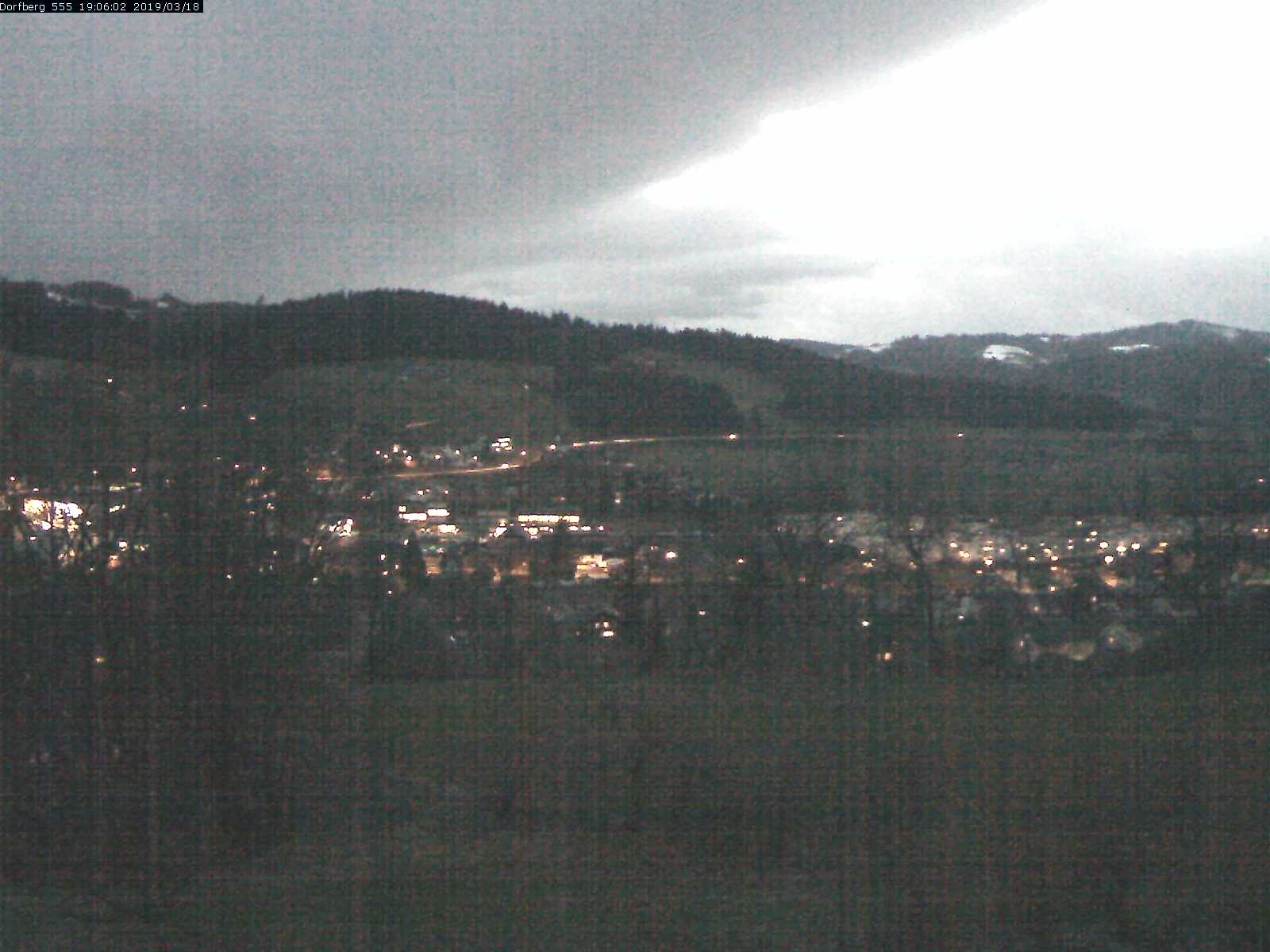 Webcam-Bild: Aussicht vom Dorfberg in Langnau 20190318-190601