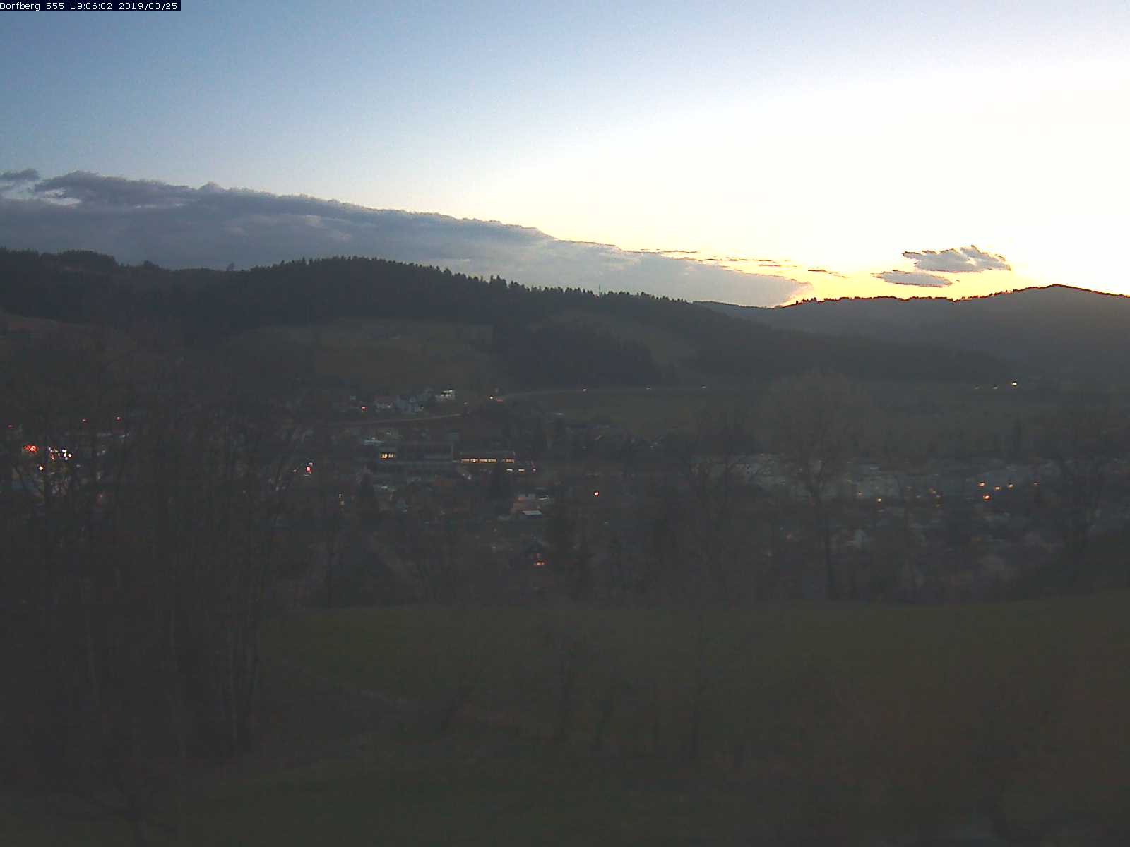 Webcam-Bild: Aussicht vom Dorfberg in Langnau 20190325-190601