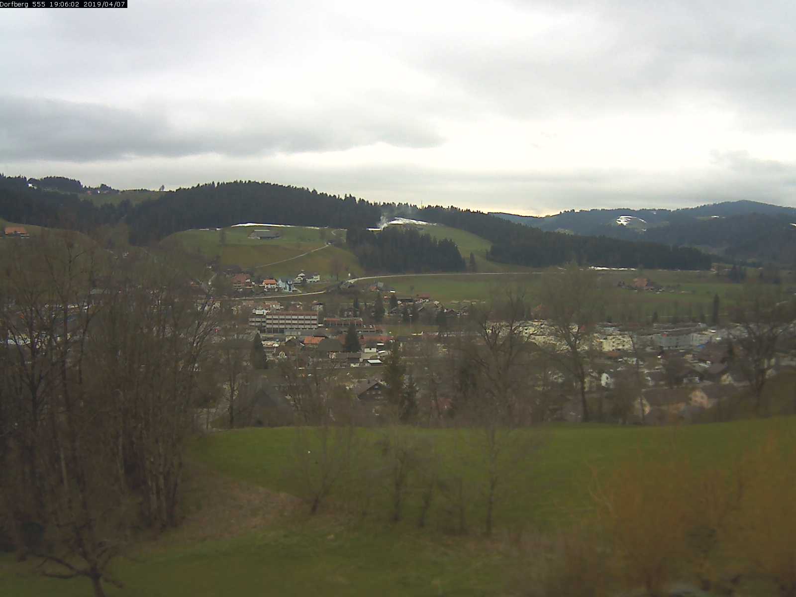 Webcam-Bild: Aussicht vom Dorfberg in Langnau 20190407-190601