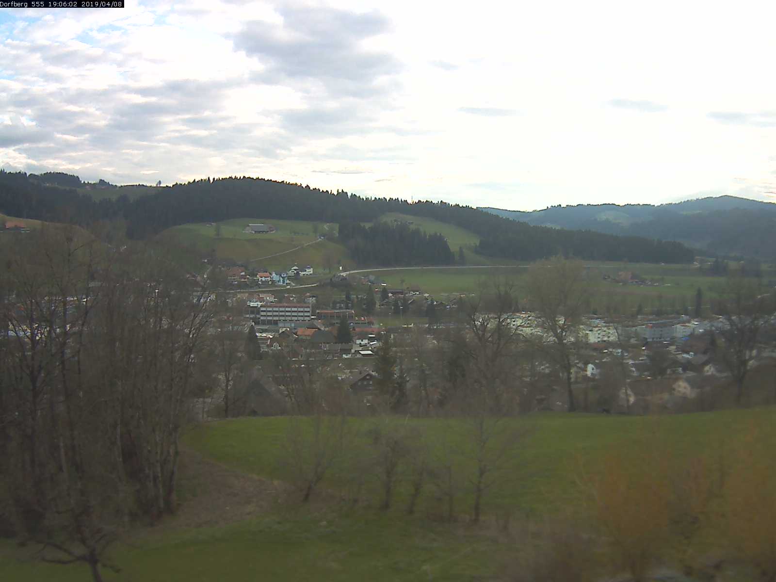 Webcam-Bild: Aussicht vom Dorfberg in Langnau 20190408-190602
