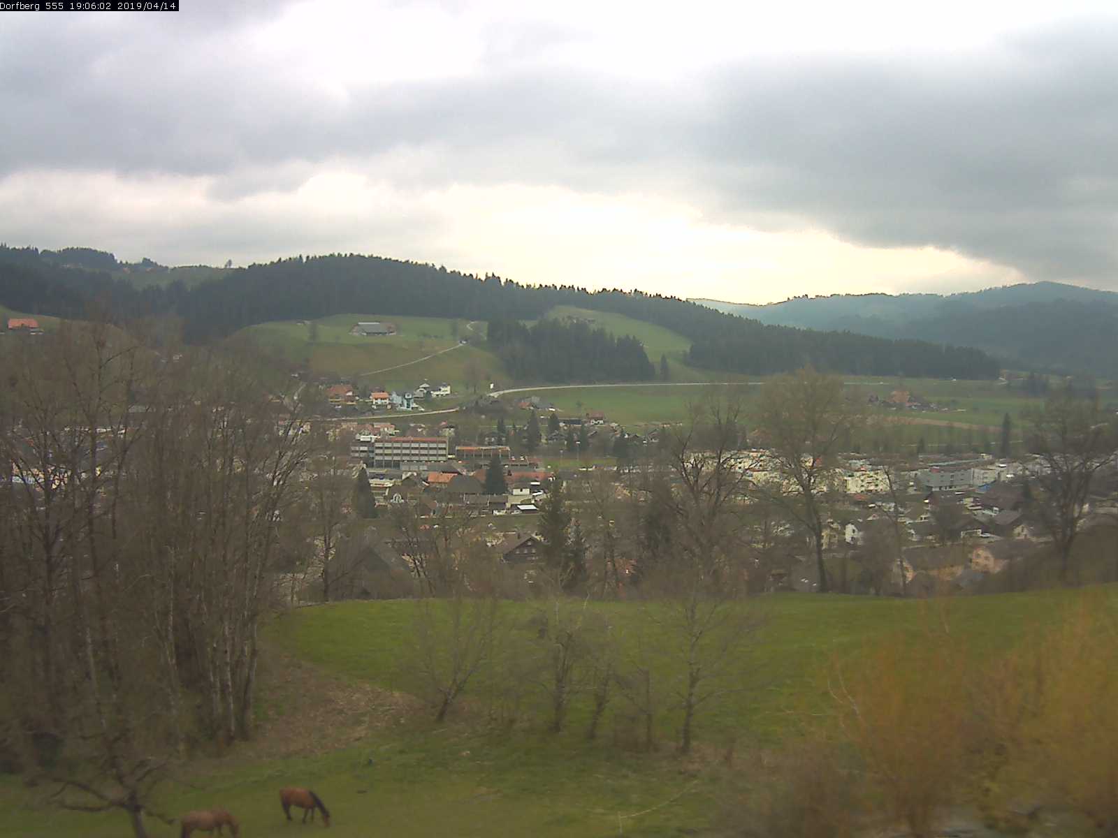 Webcam-Bild: Aussicht vom Dorfberg in Langnau 20190414-190601