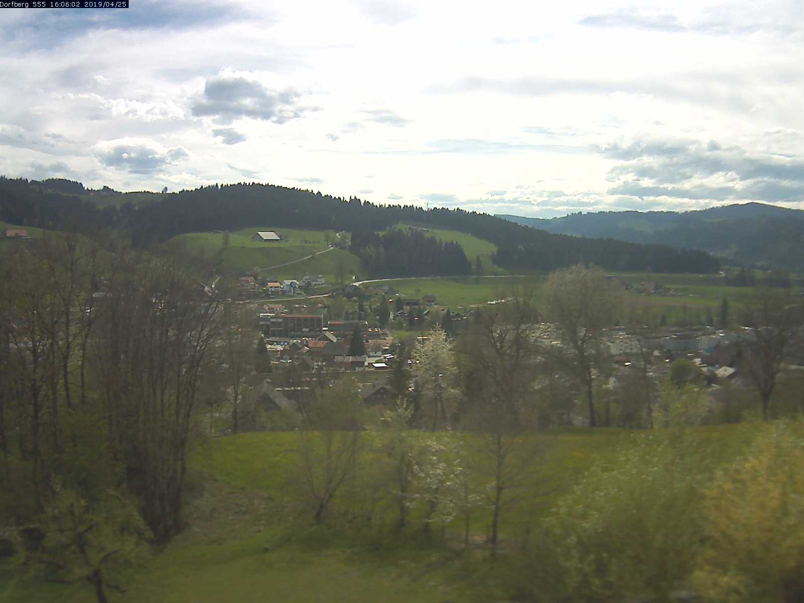 Webcam-Bild: Aussicht vom Dorfberg in Langnau 20190425-160601