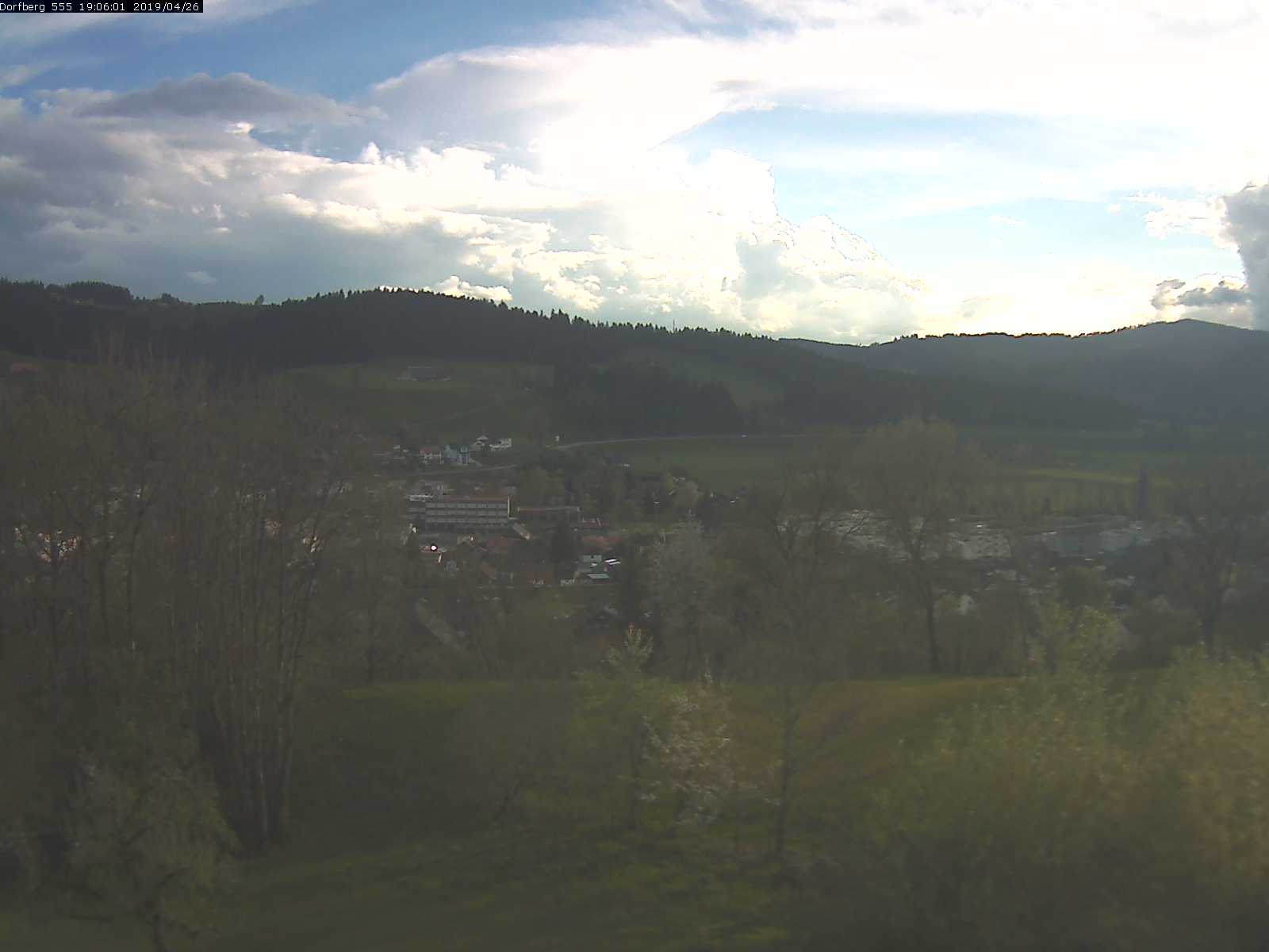 Webcam-Bild: Aussicht vom Dorfberg in Langnau 20190426-190601