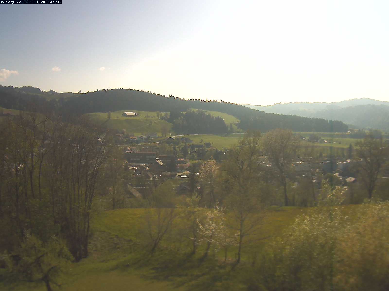 Webcam-Bild: Aussicht vom Dorfberg in Langnau 20190501-170601
