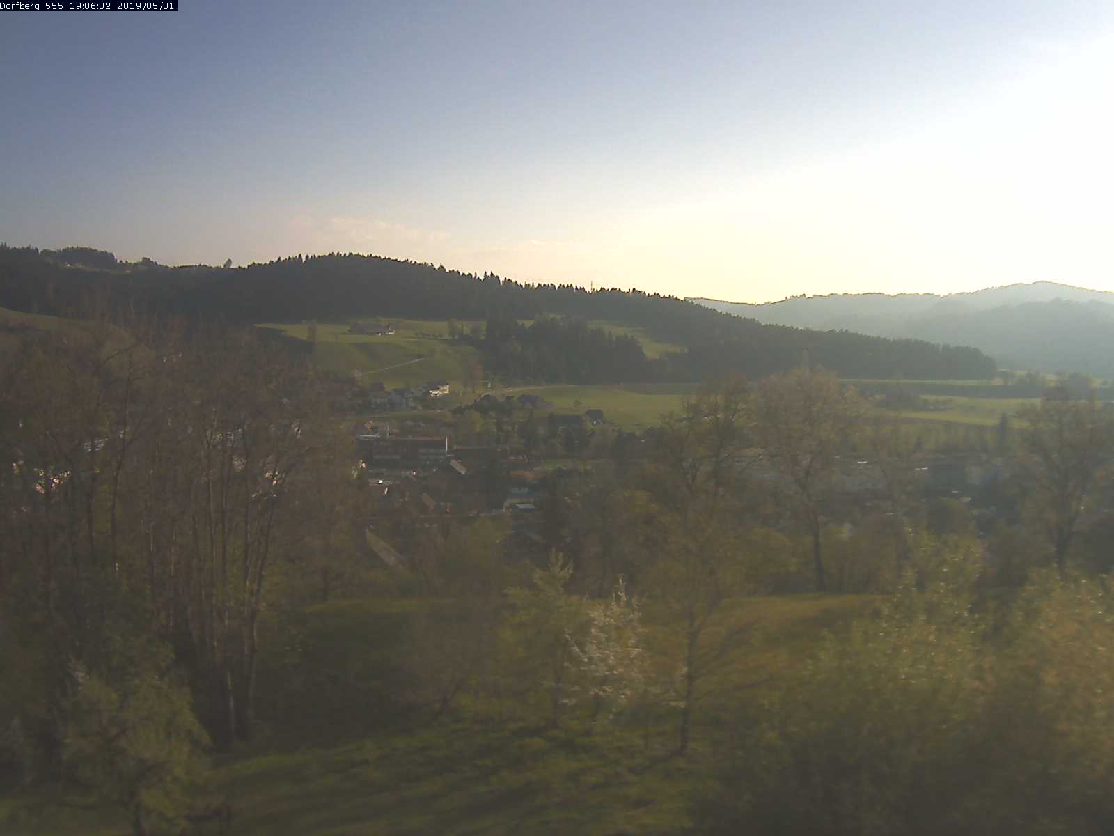 Webcam-Bild: Aussicht vom Dorfberg in Langnau 20190501-190601