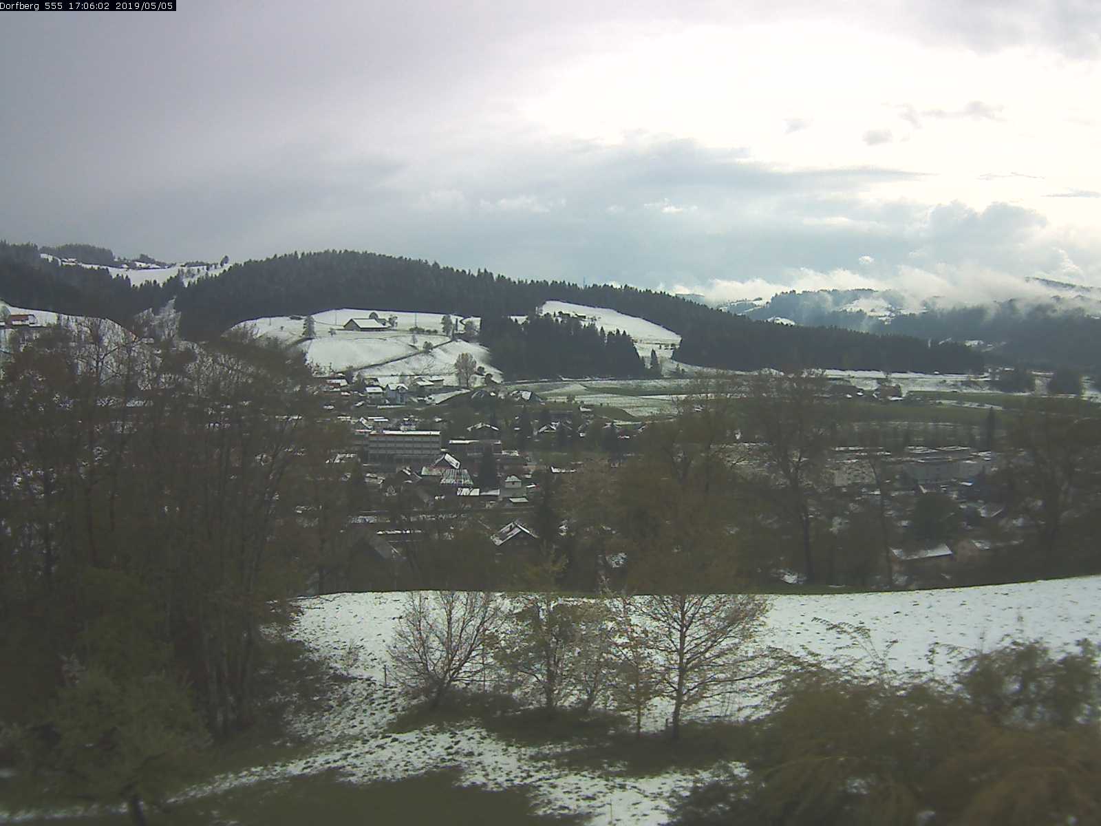 Webcam-Bild: Aussicht vom Dorfberg in Langnau 20190505-170601