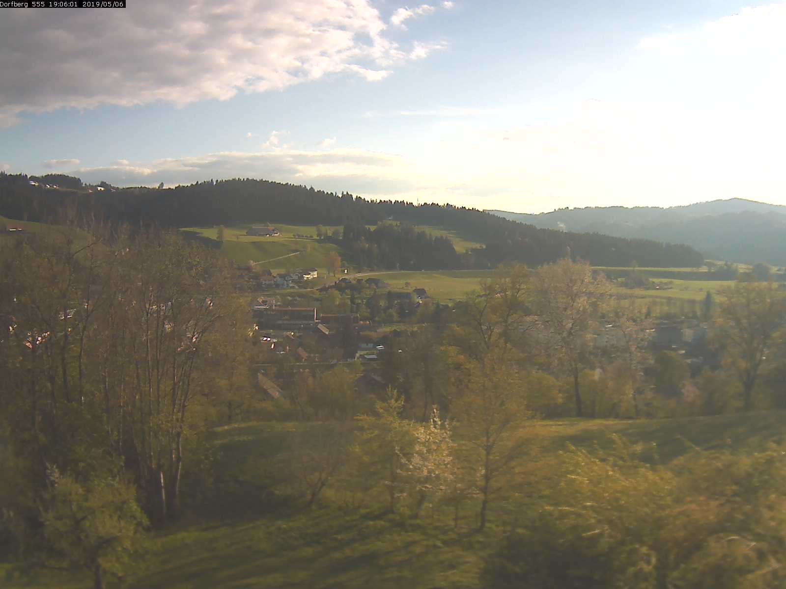 Webcam-Bild: Aussicht vom Dorfberg in Langnau 20190506-190601