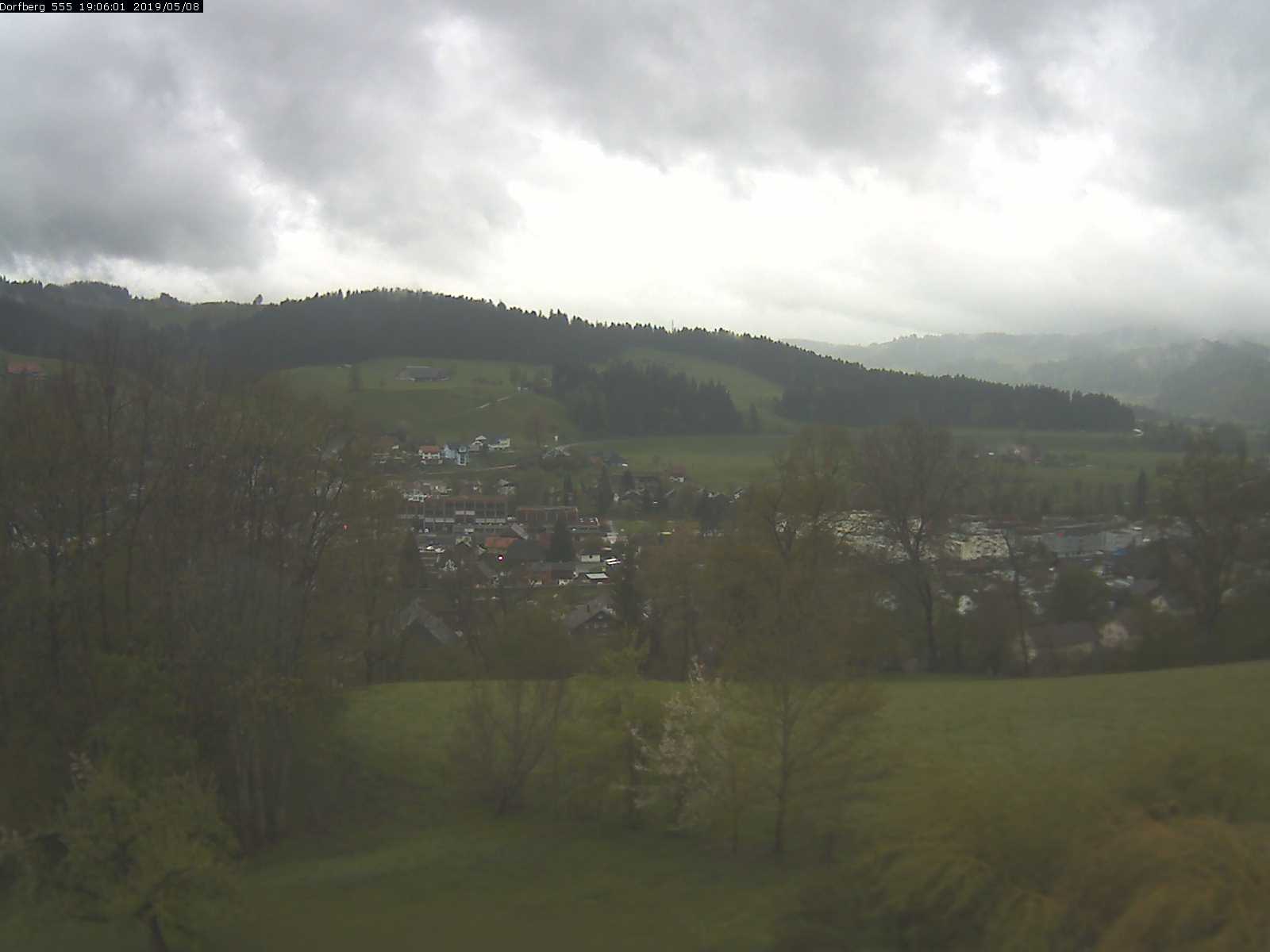 Webcam-Bild: Aussicht vom Dorfberg in Langnau 20190508-190601