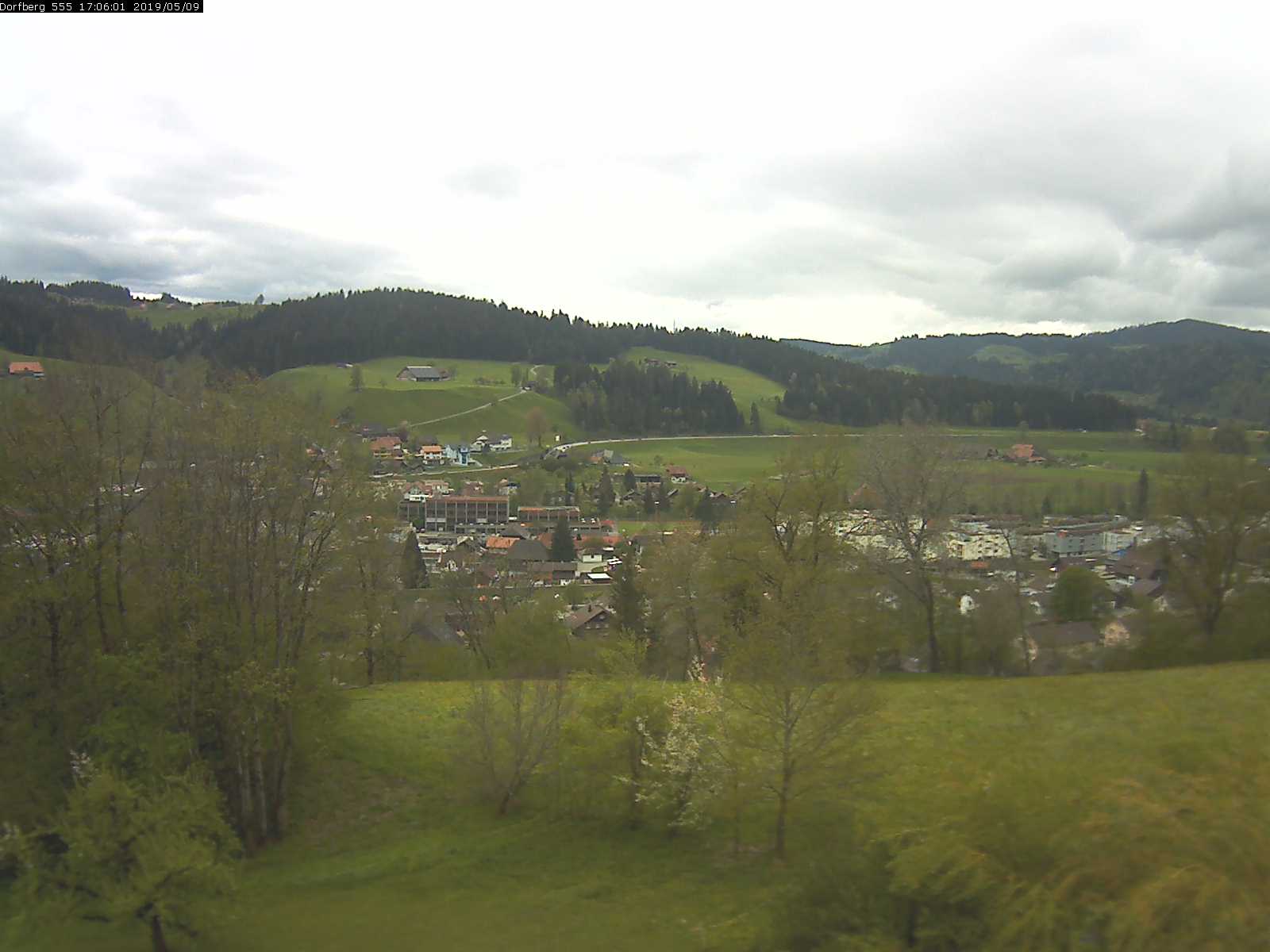 Webcam-Bild: Aussicht vom Dorfberg in Langnau 20190509-170601