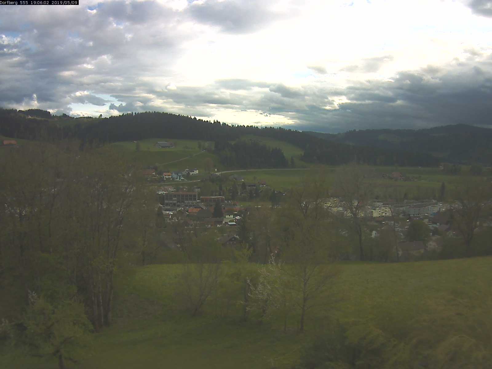 Webcam-Bild: Aussicht vom Dorfberg in Langnau 20190509-190601